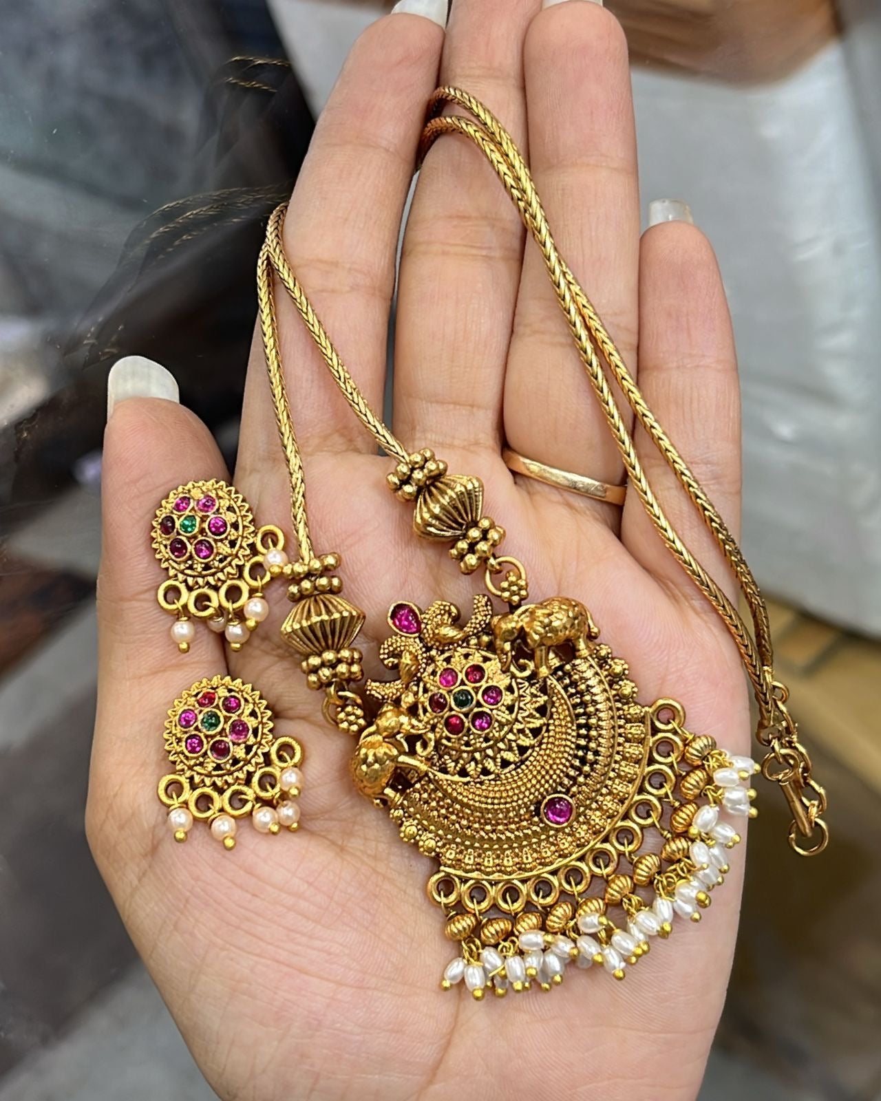 Non idol antique sets