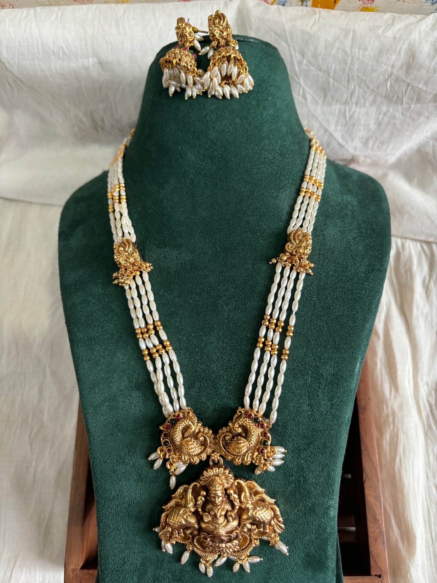 Pearl temple set