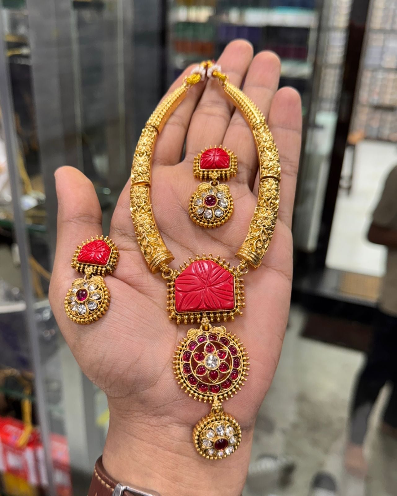 Stone hasli necklace