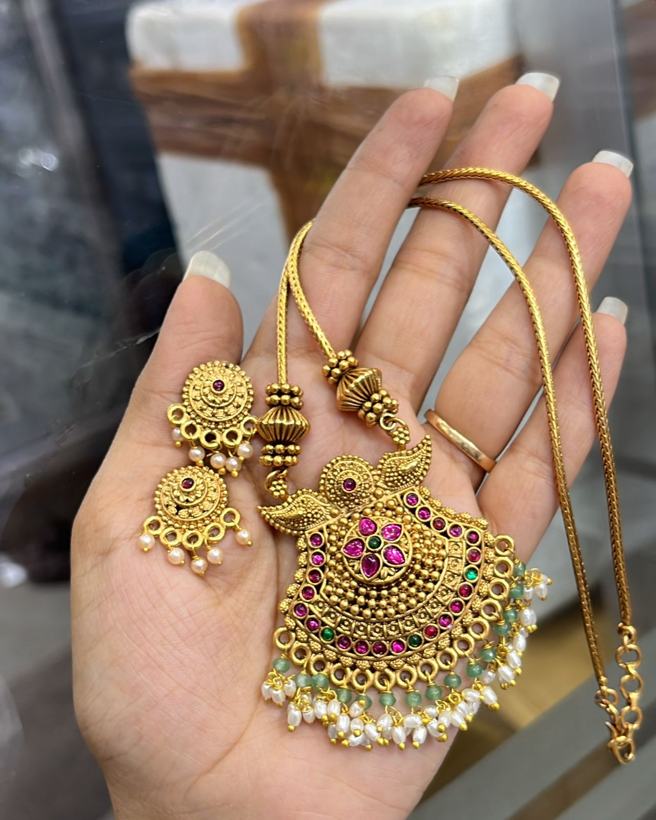 Non idol antique sets