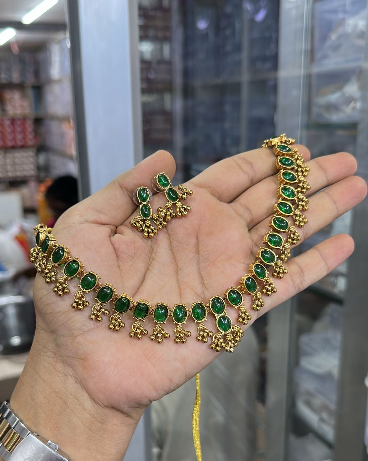 Stone necklace cum choker