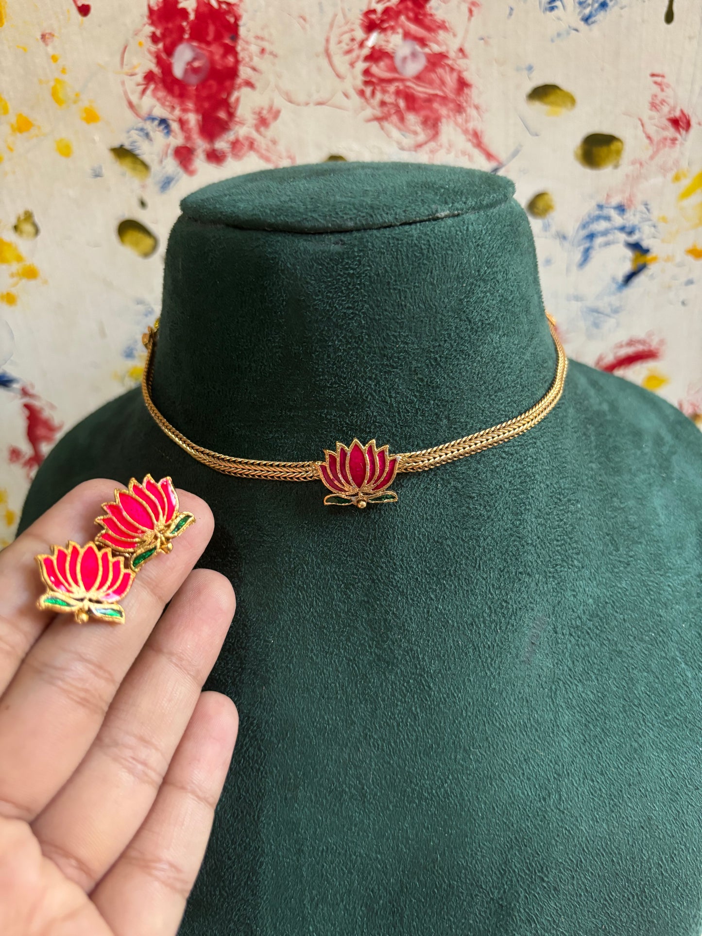 Lotus choker