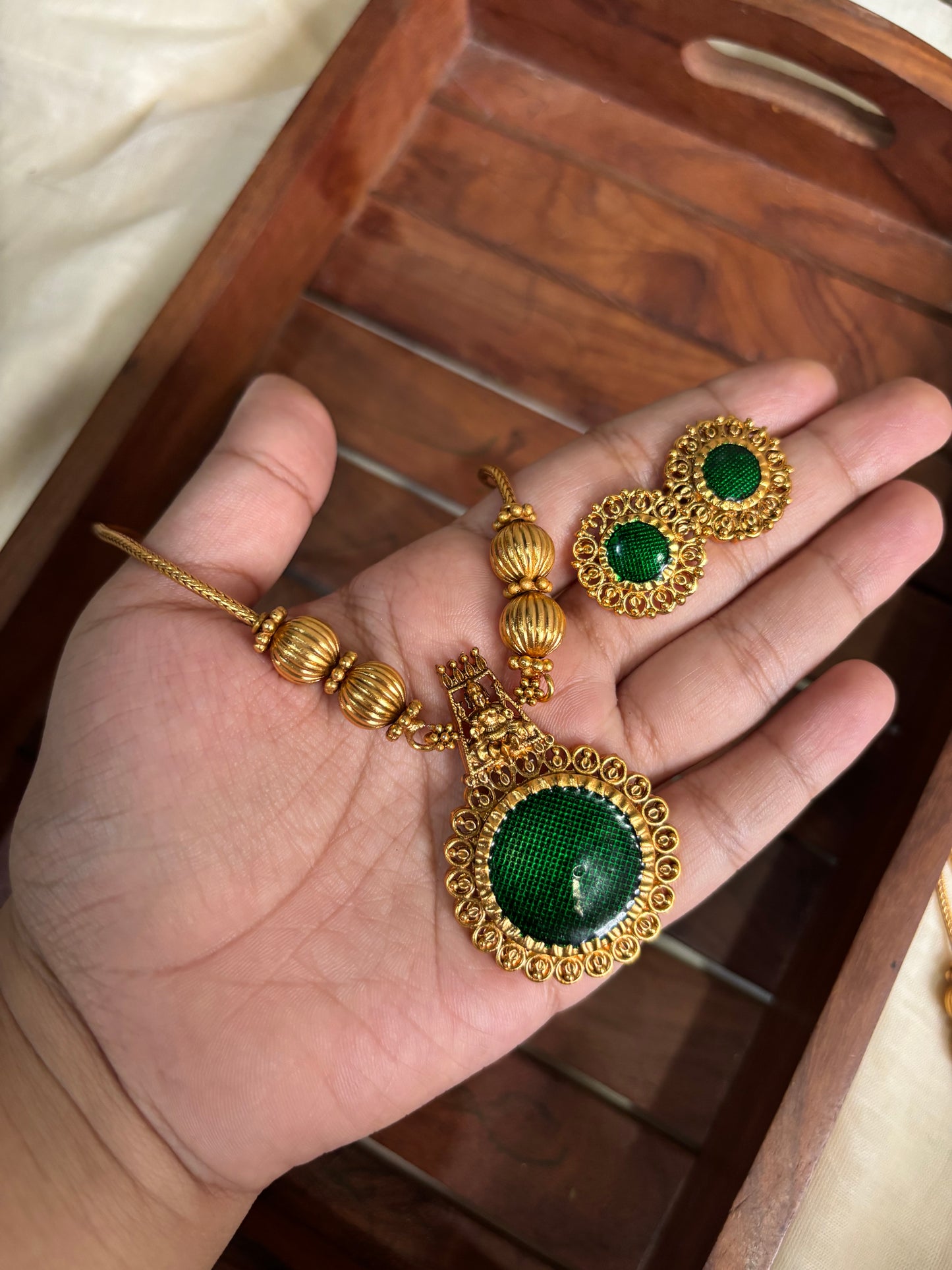 Idol enamel pendent set