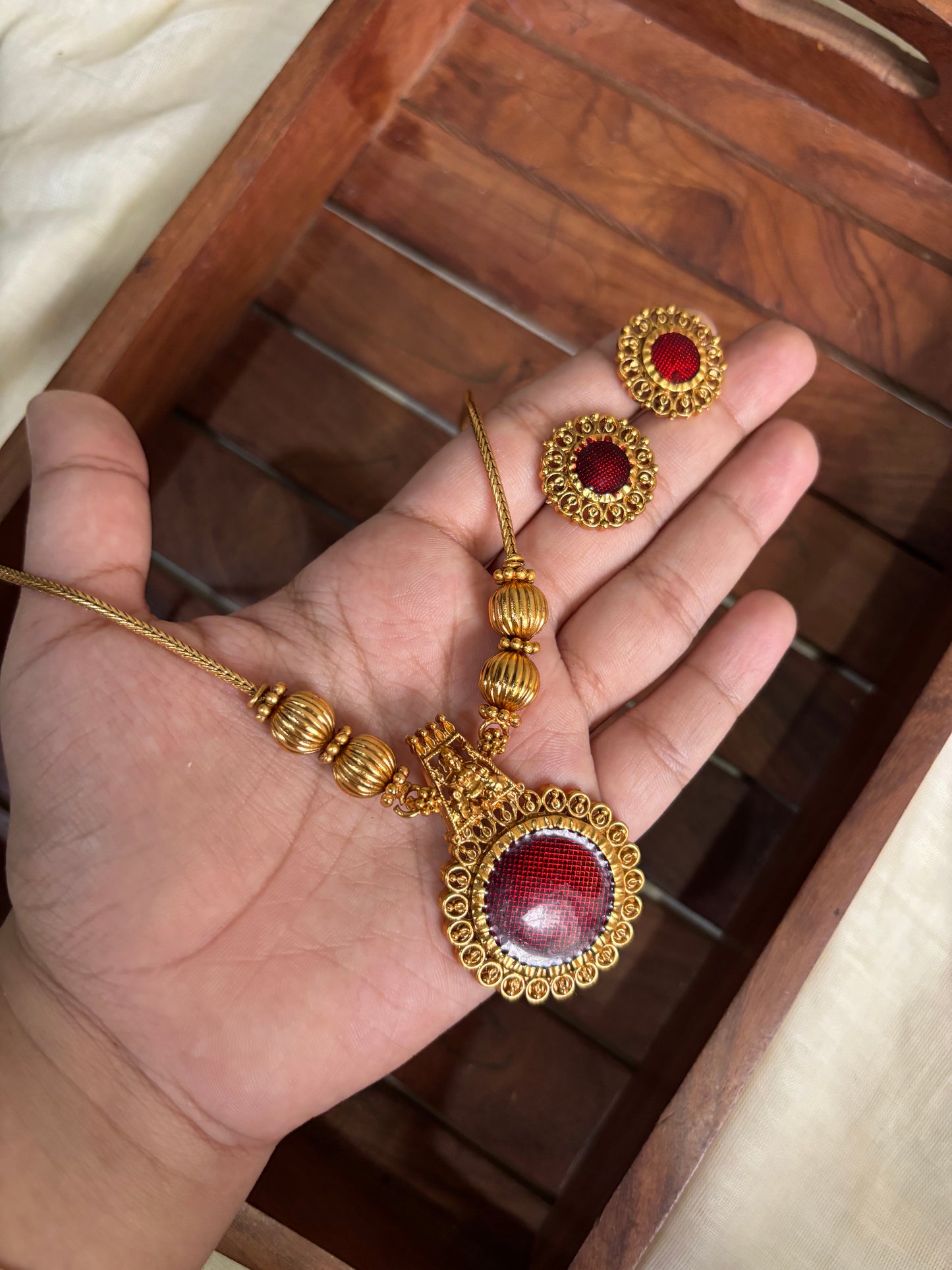 Idol enamel pendent set