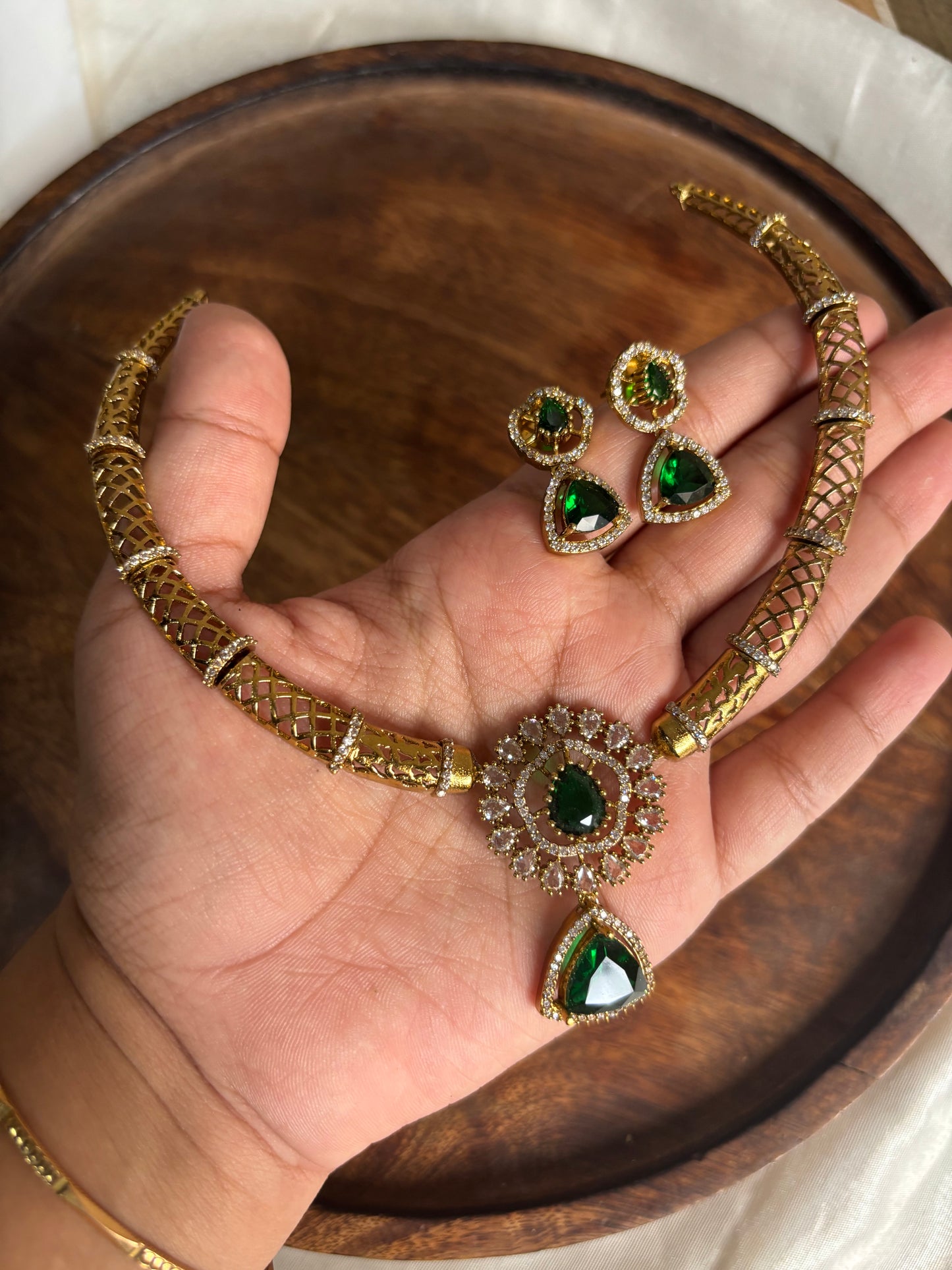 Emerald hanging necklace