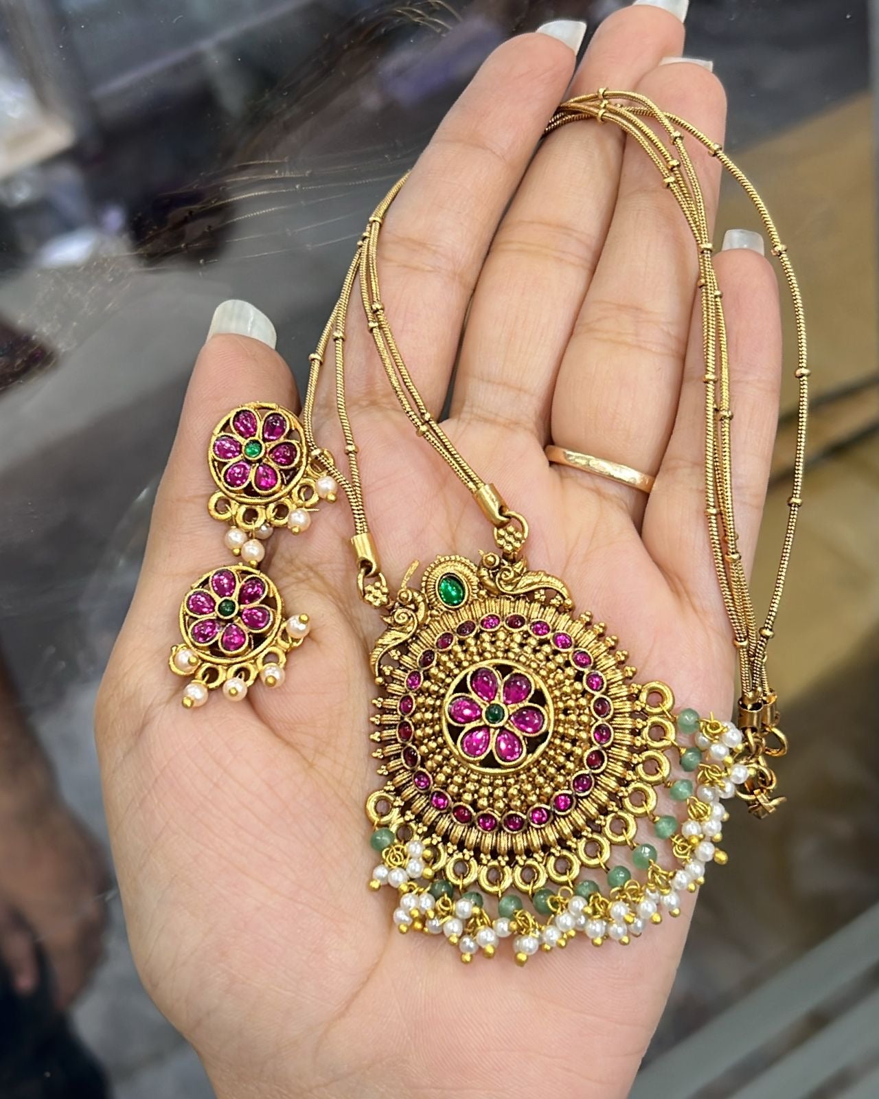 Non idol antique sets