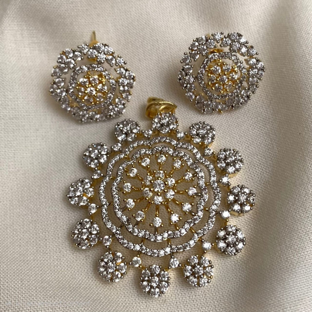 Diamond pendent set