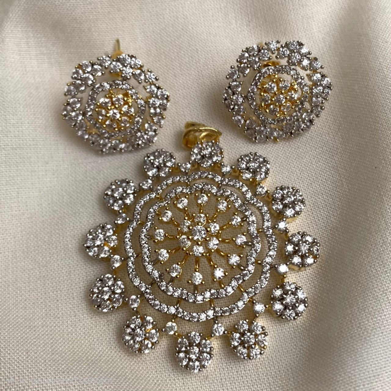 Diamond pendent set