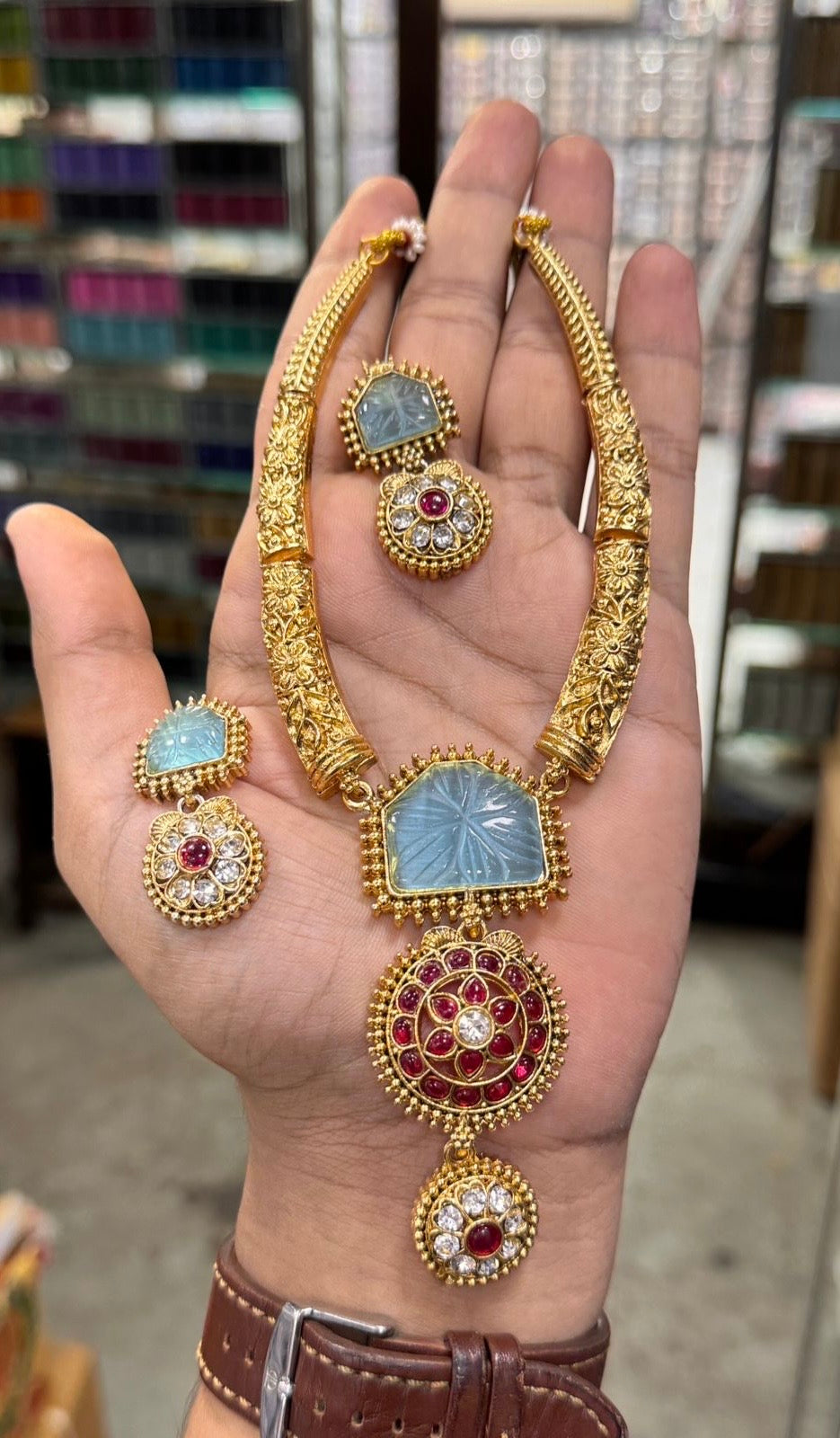Stone hasli necklace