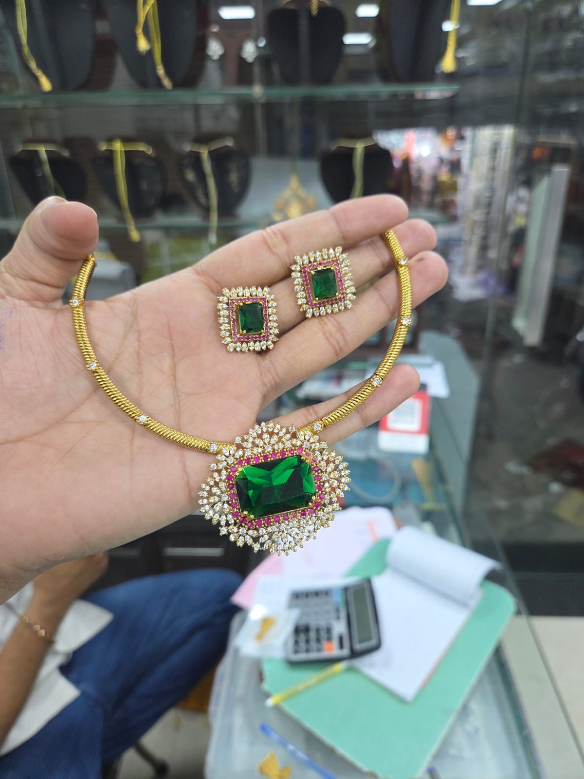 Emerald hasli