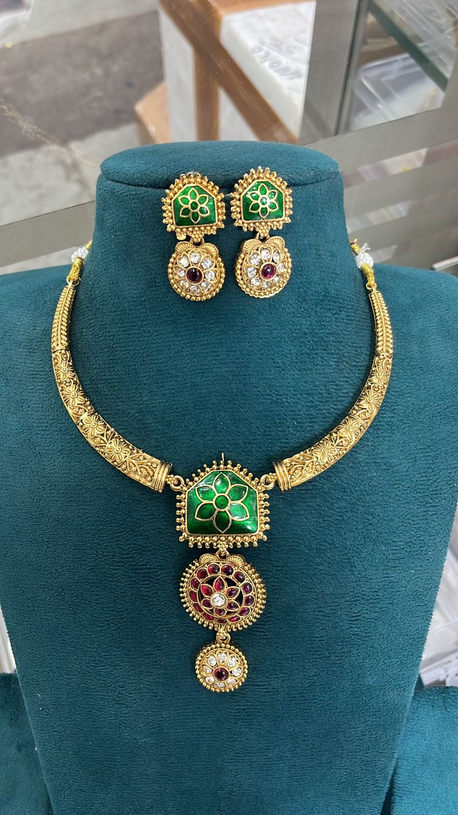 Meenakari hasli