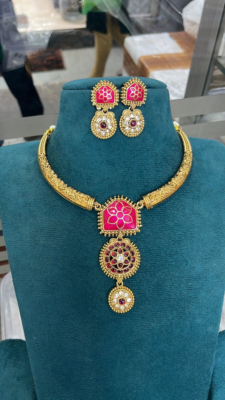 Meenakari hasli
