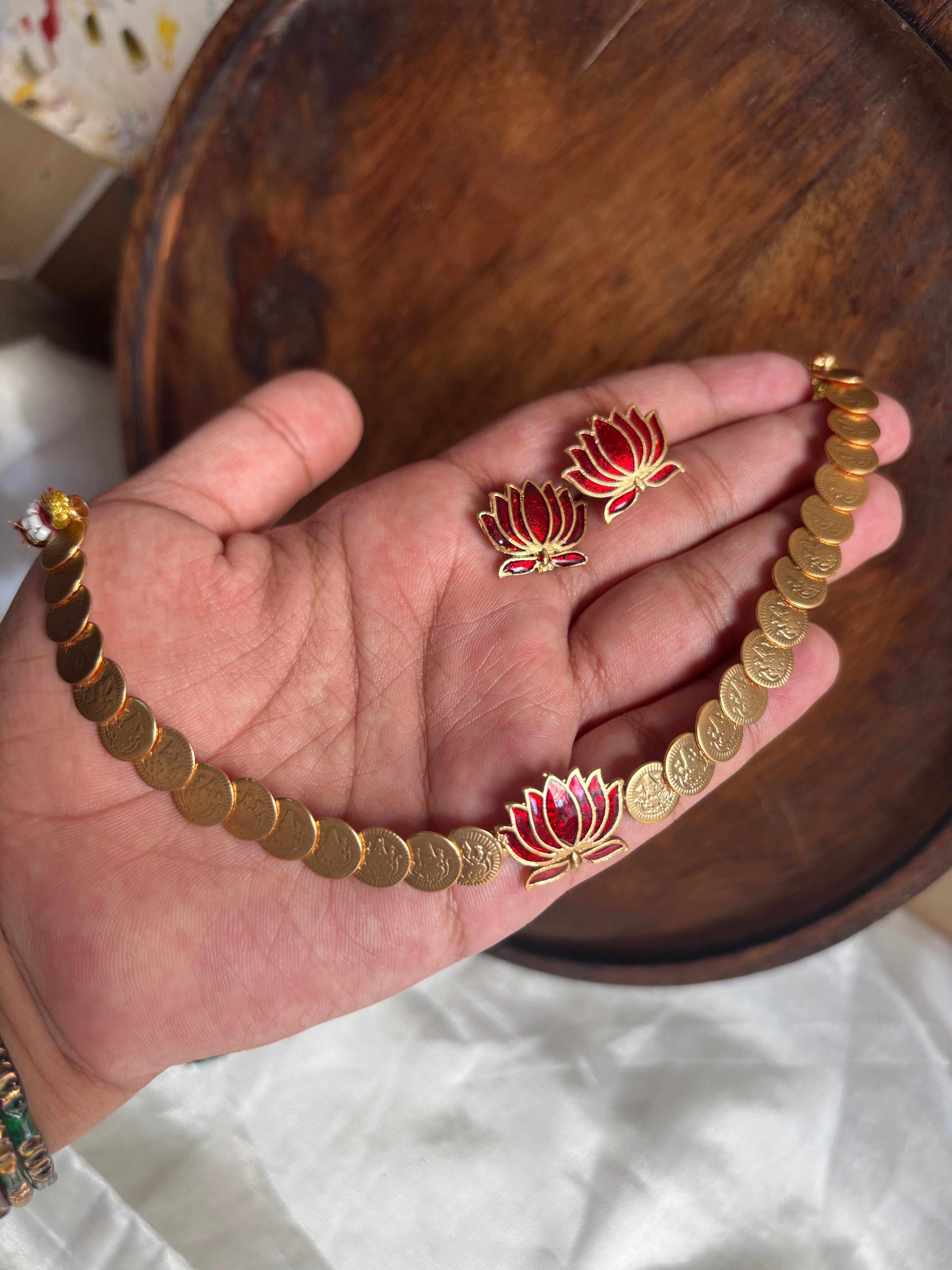 Lotus coin choker