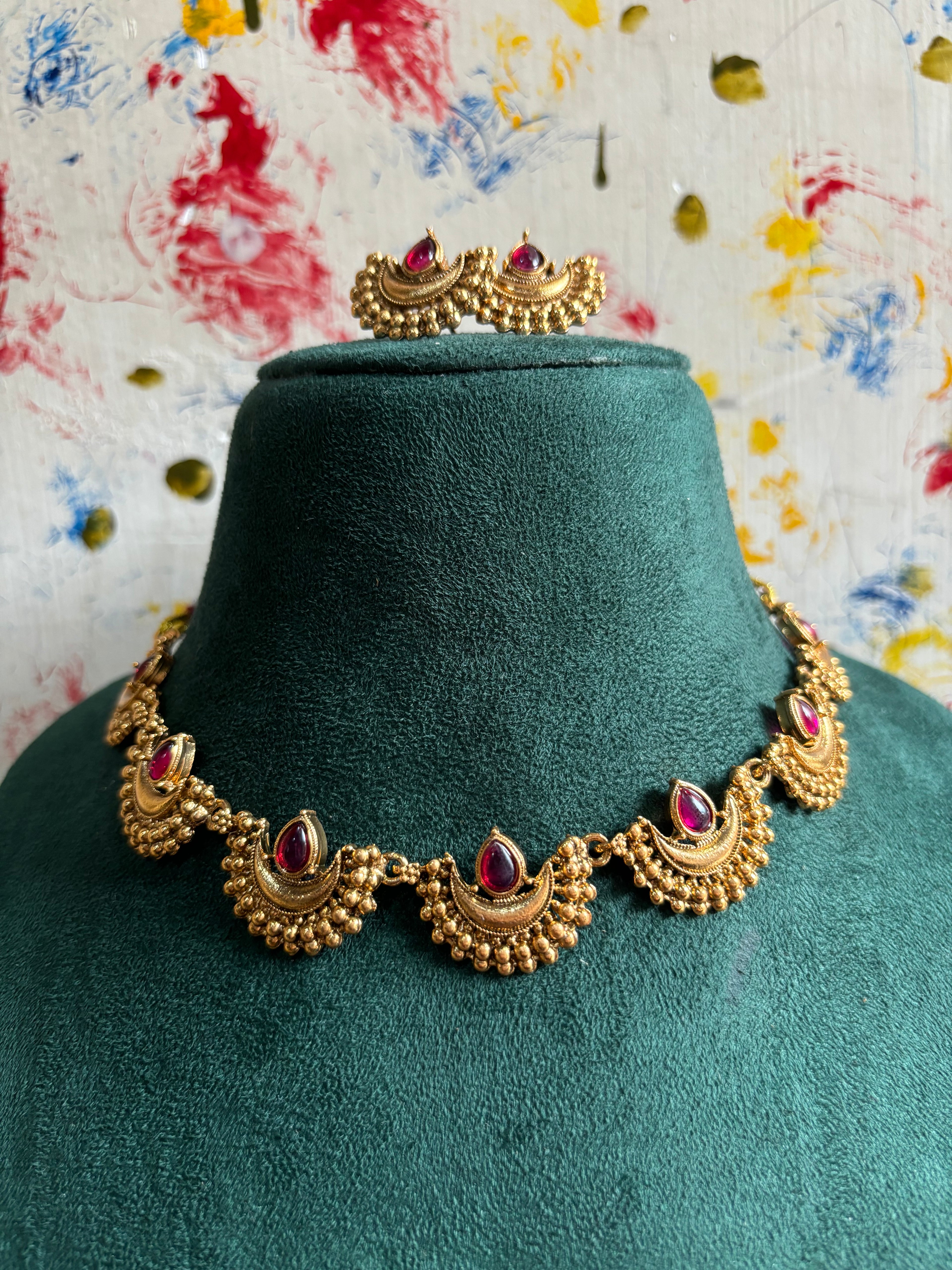 Crescent choker