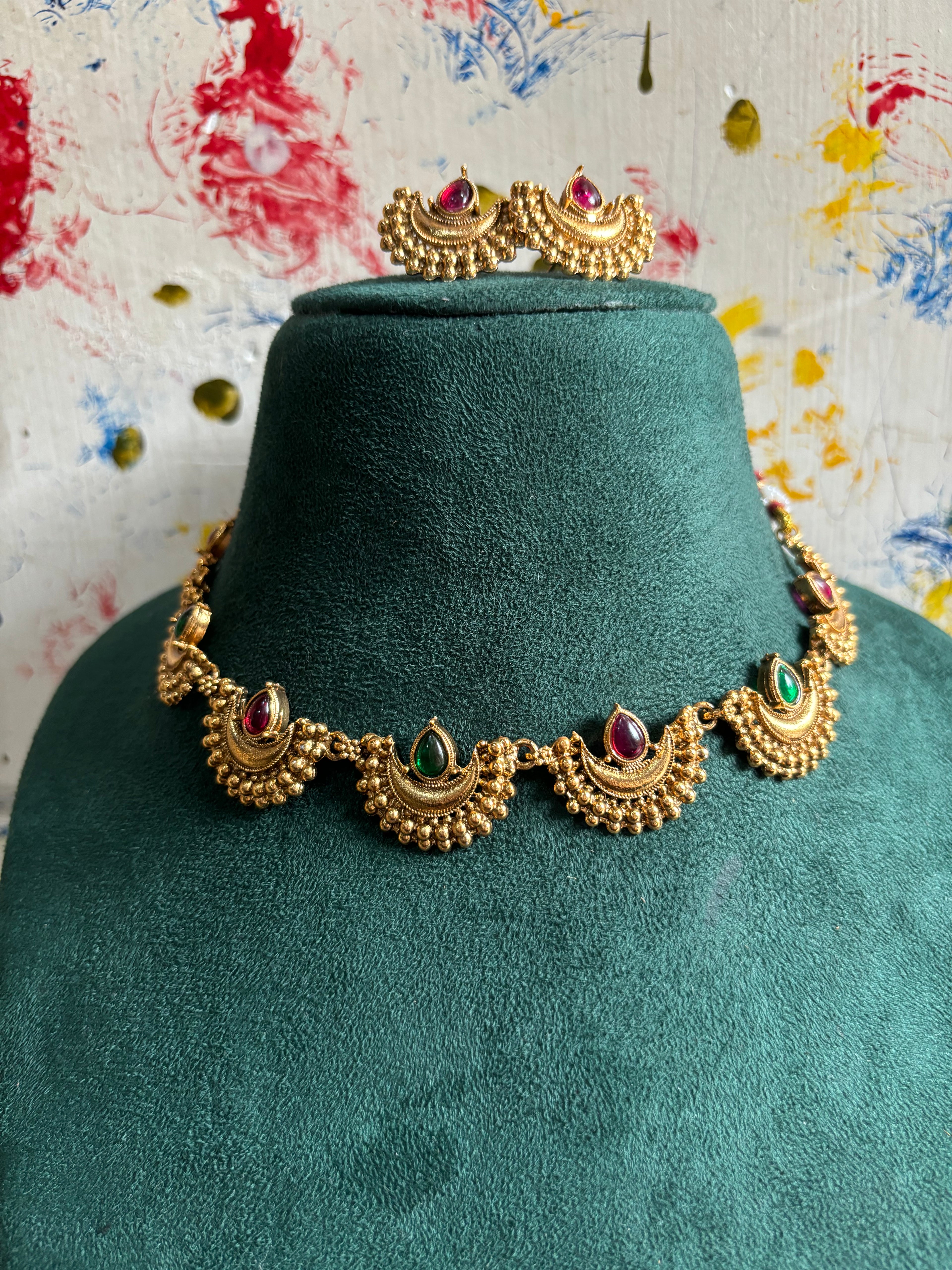 Crescent choker