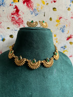 Crescent choker