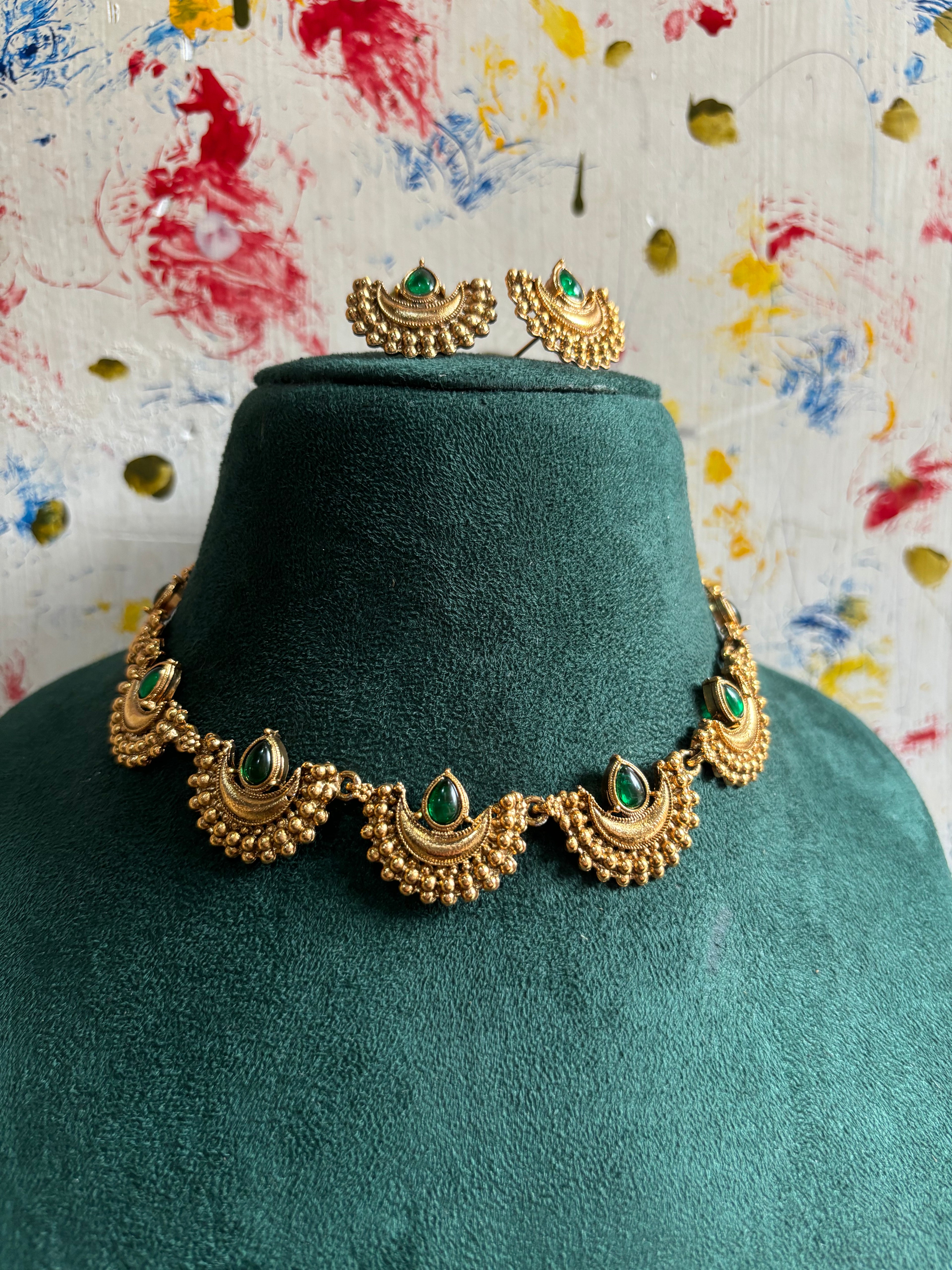 Crescent choker
