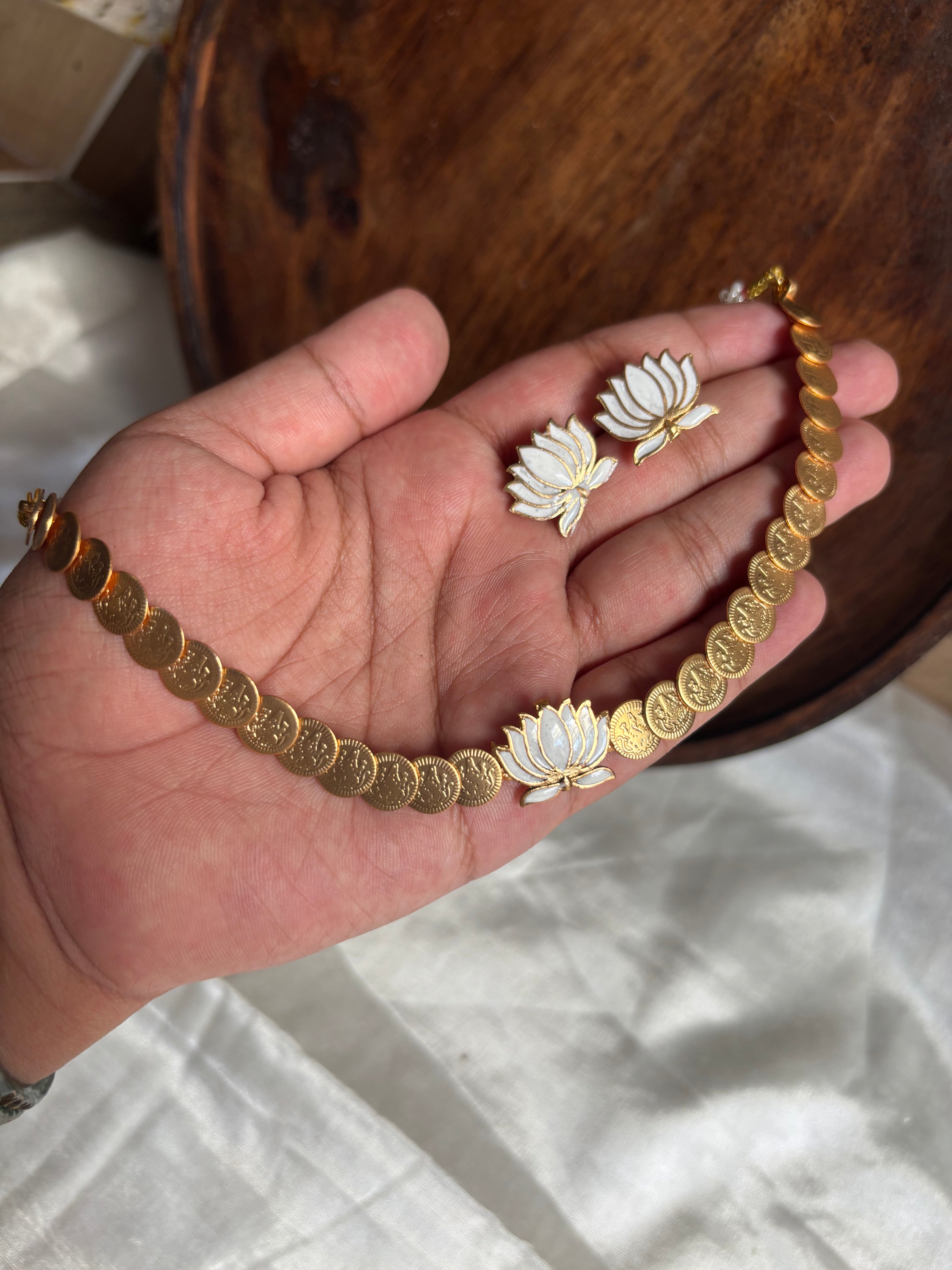 Lotus coin choker