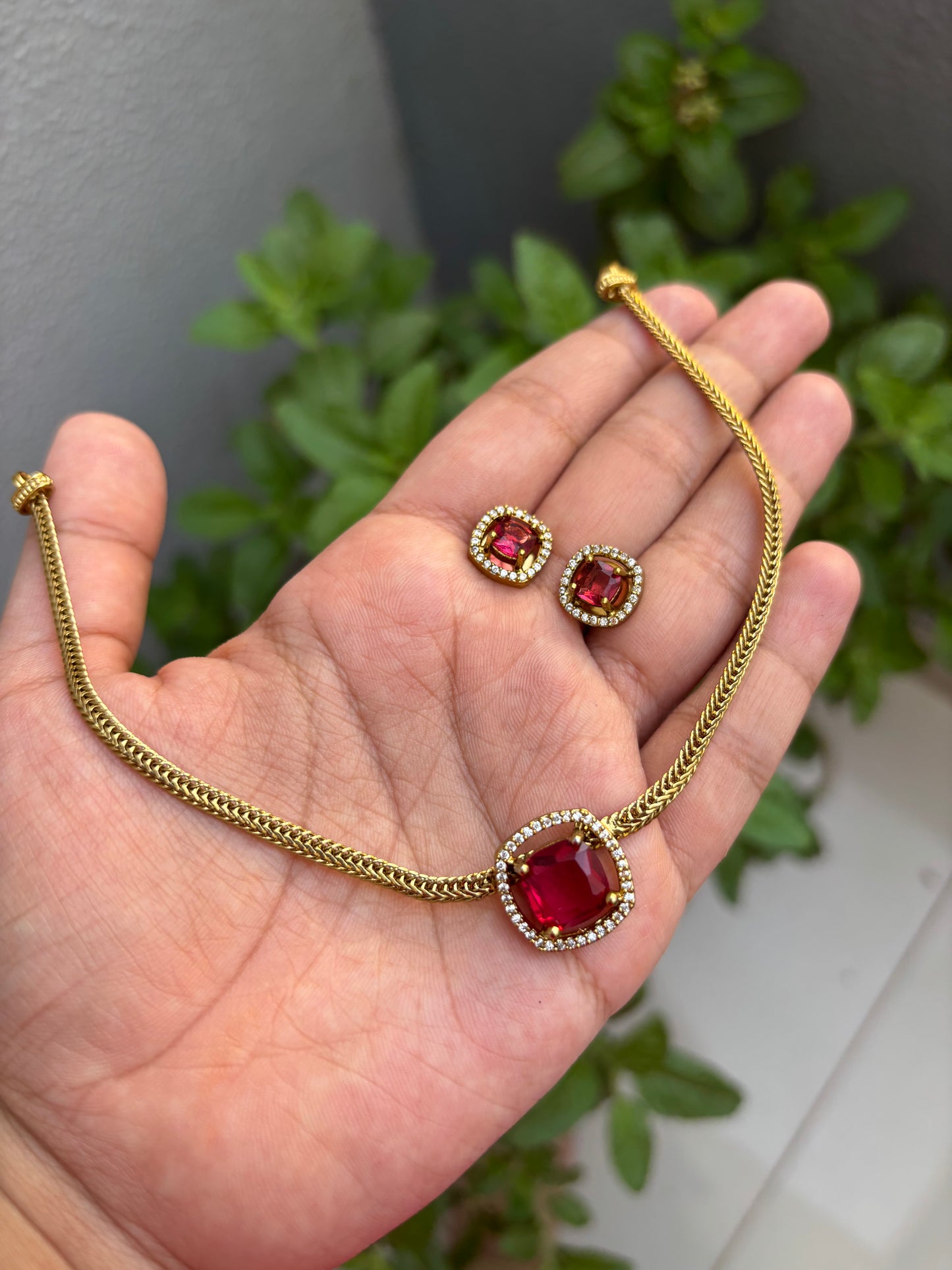 Single stone choker