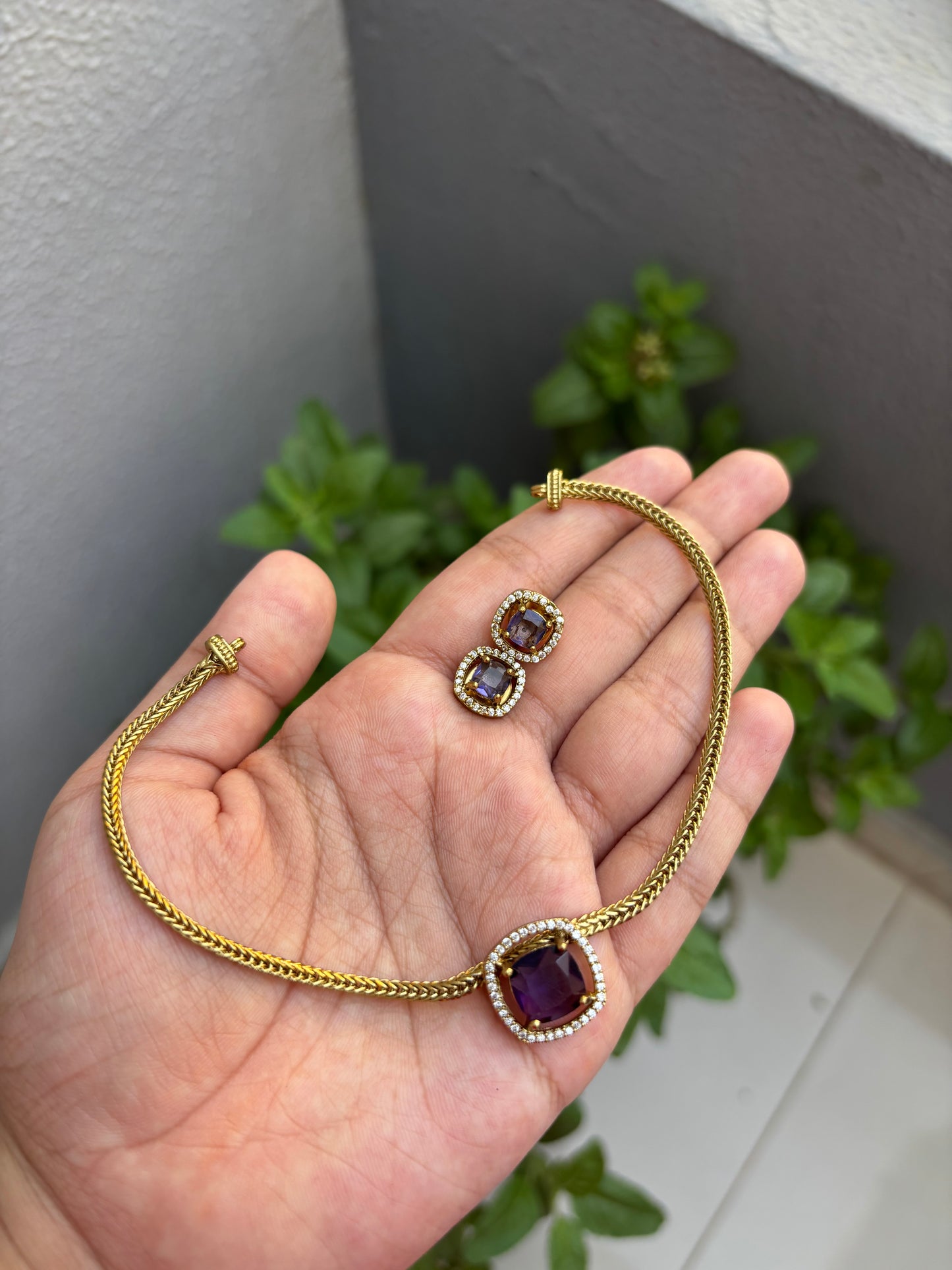 Single stone choker