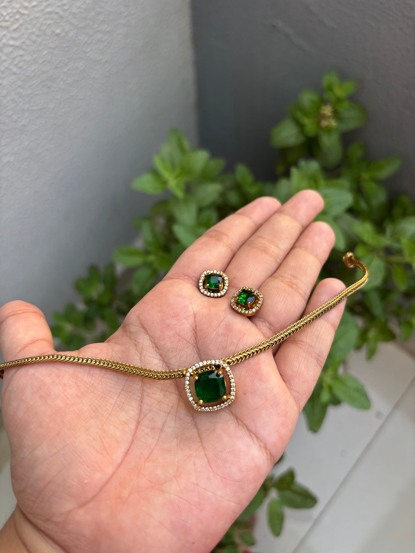 Single stone choker