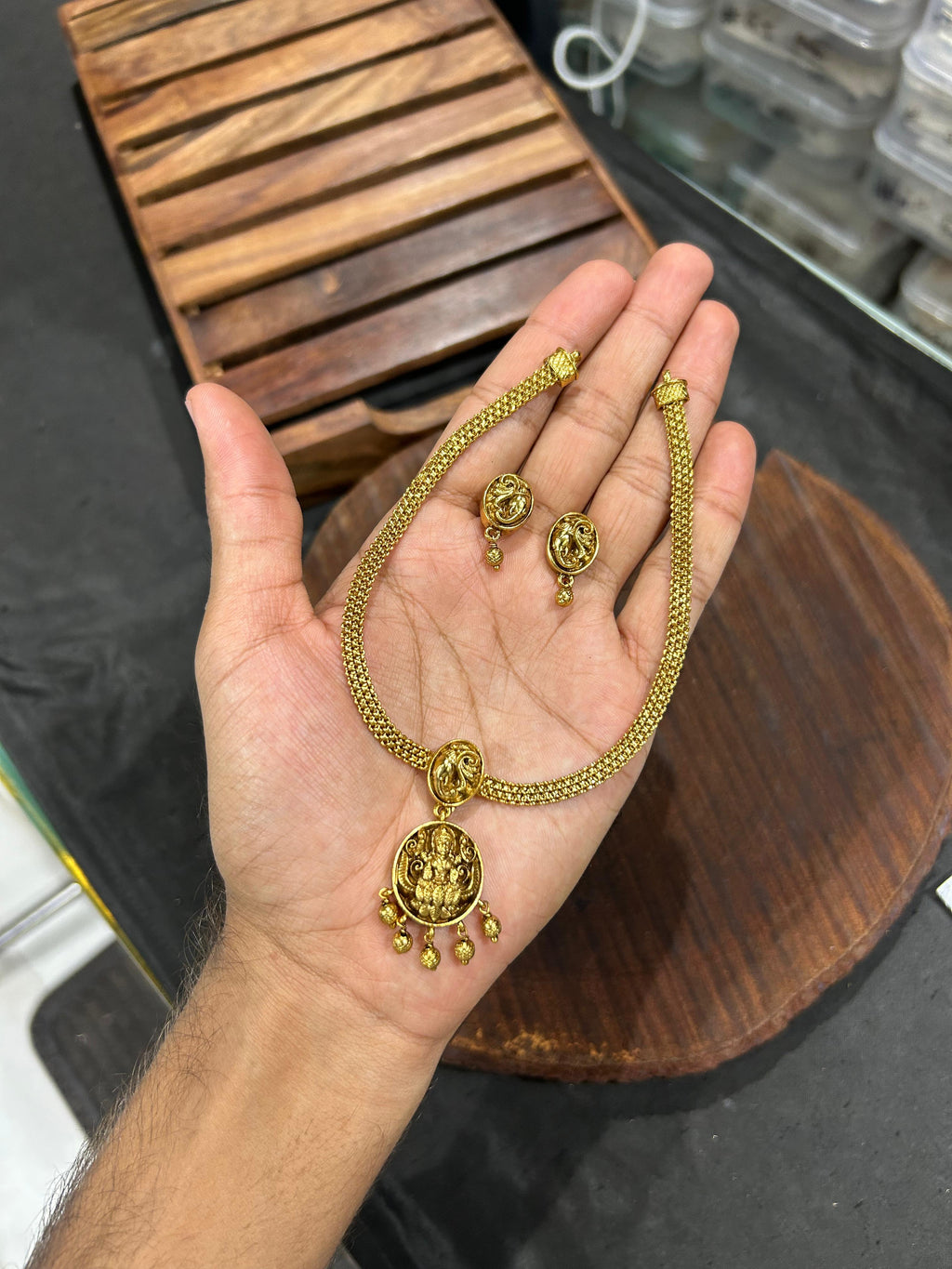 Nakshi adiyal