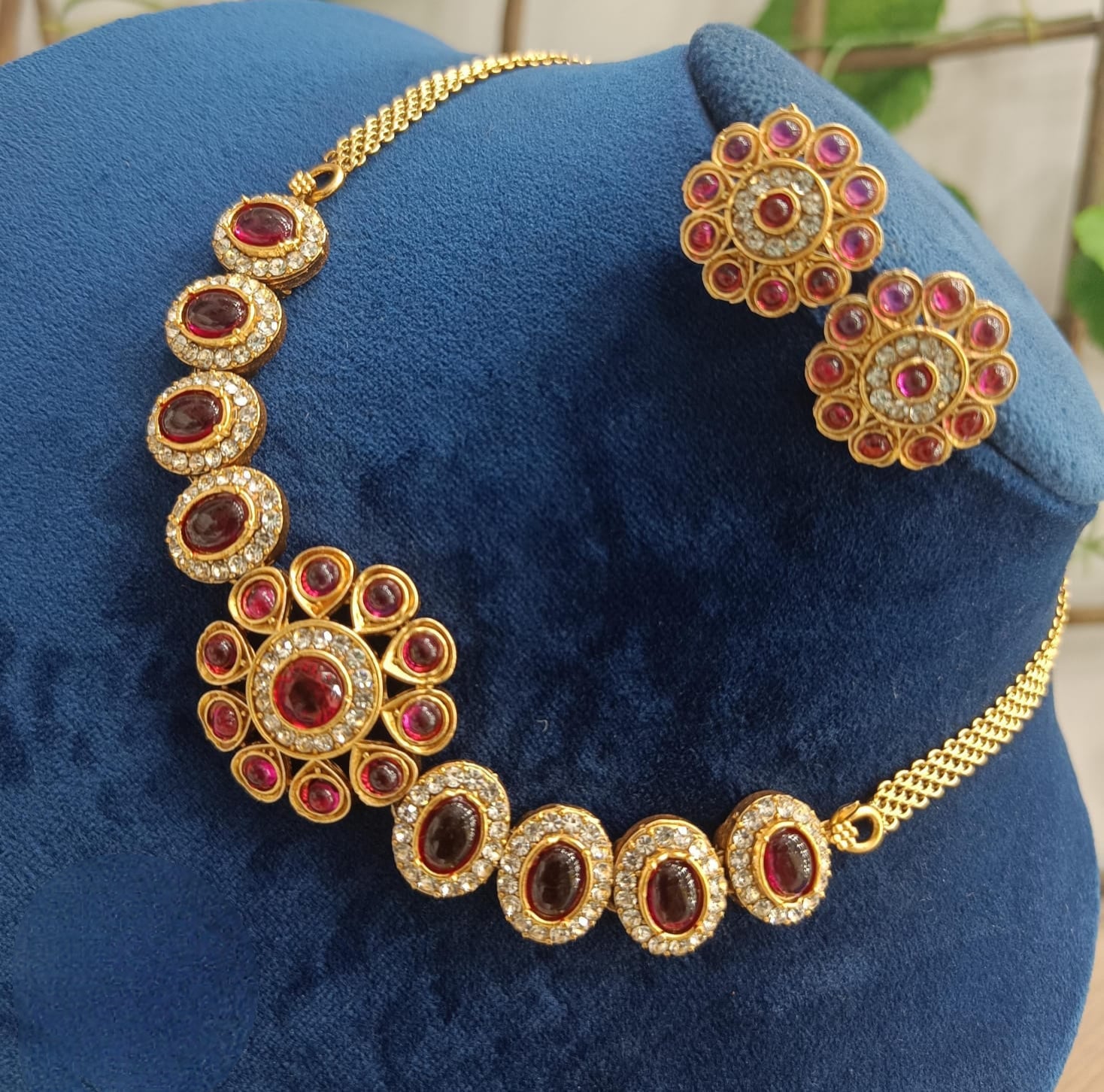 Stone choker