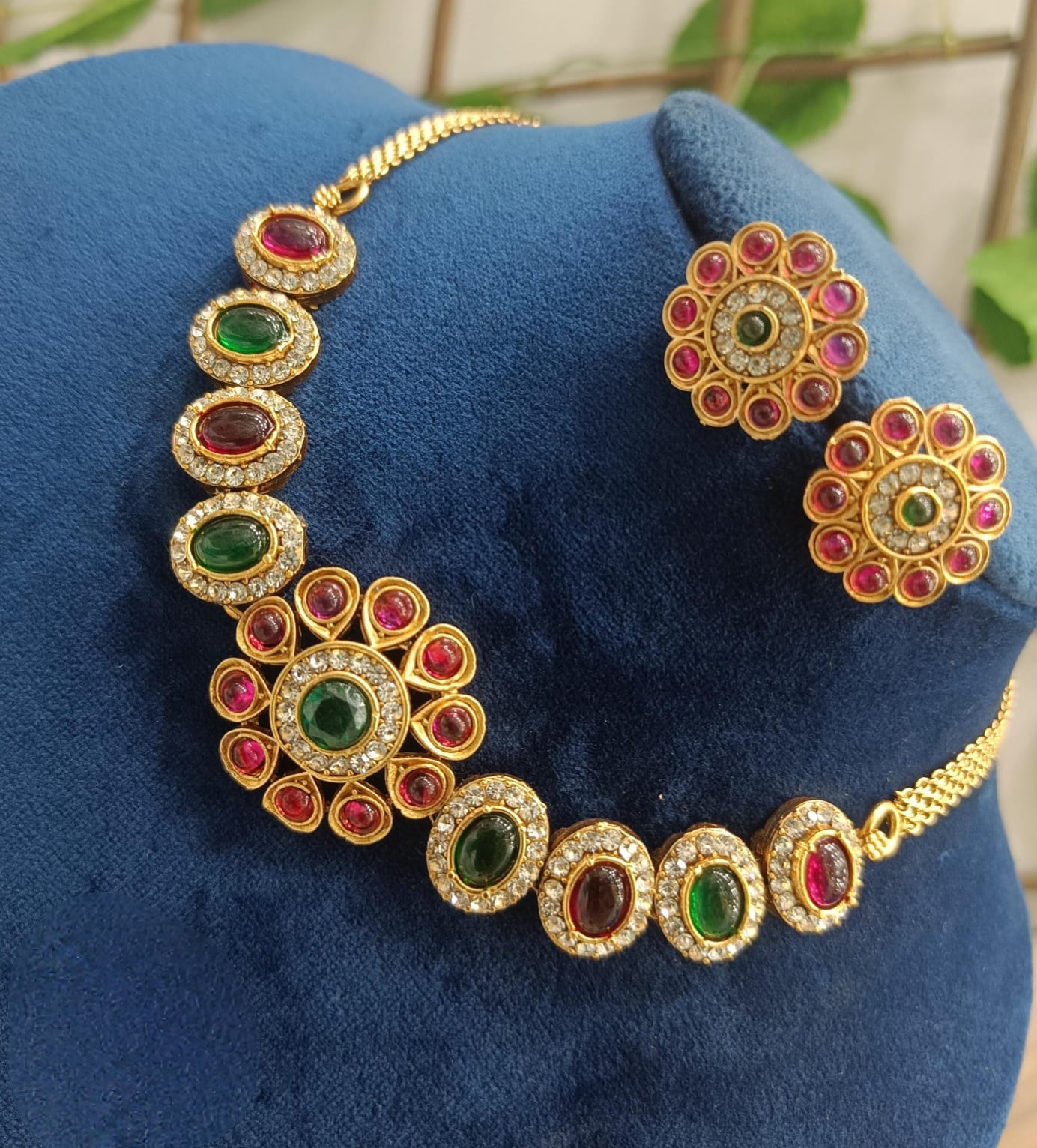 Stone choker
