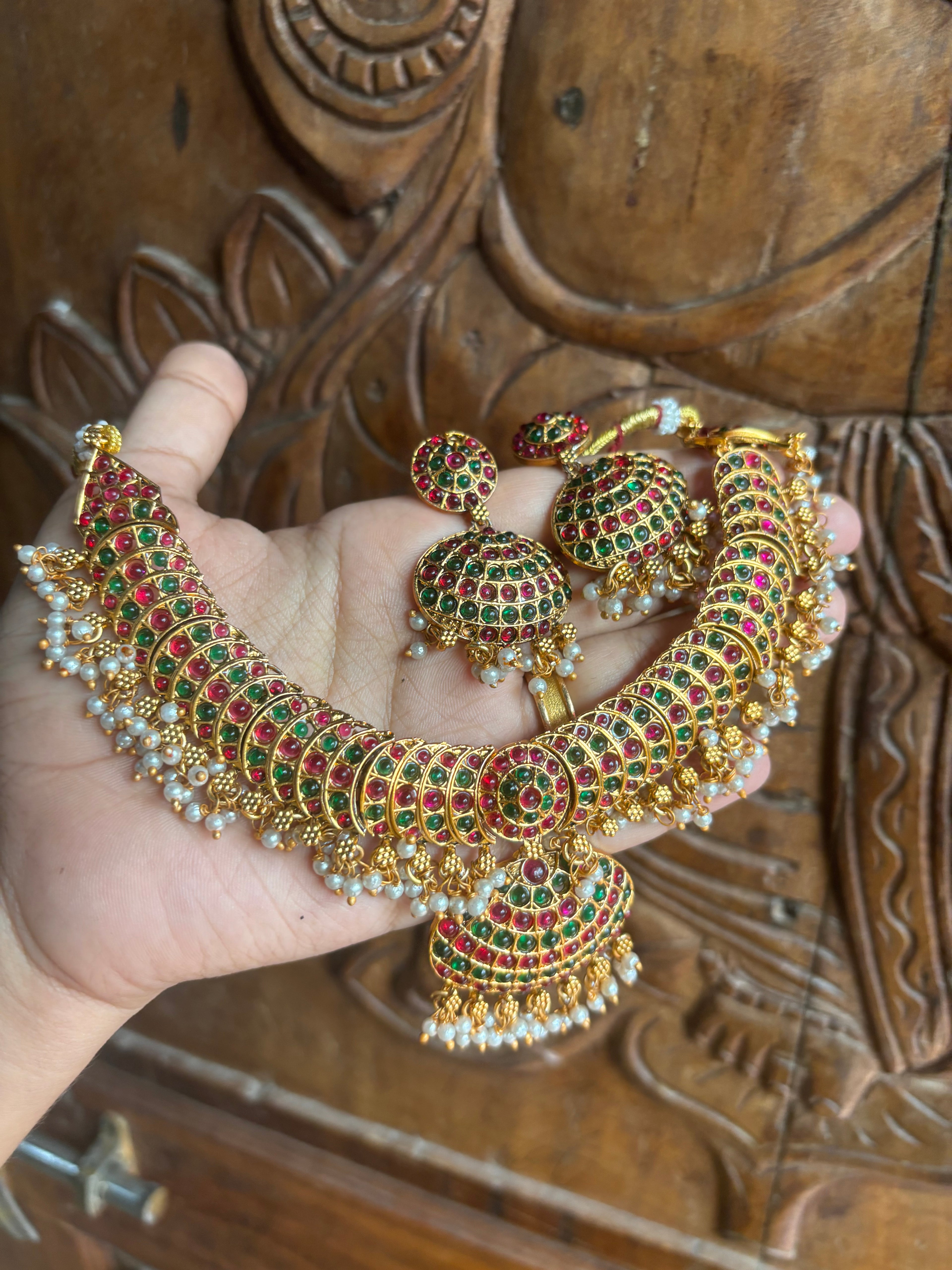 Kemp adigai pearl set