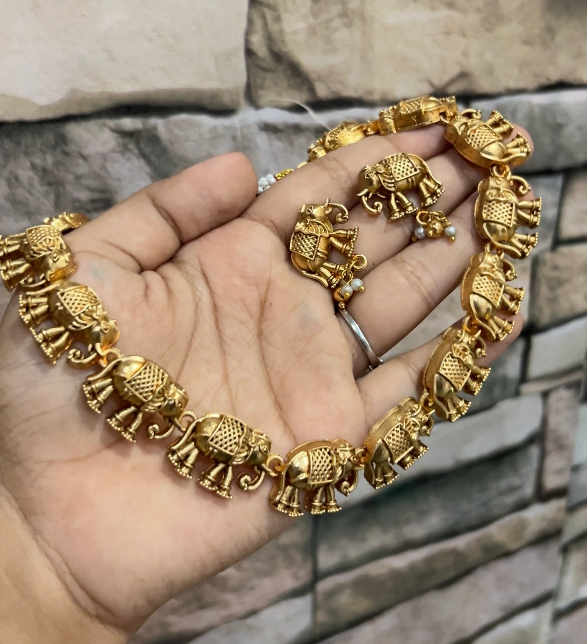 Golden elegent necklace