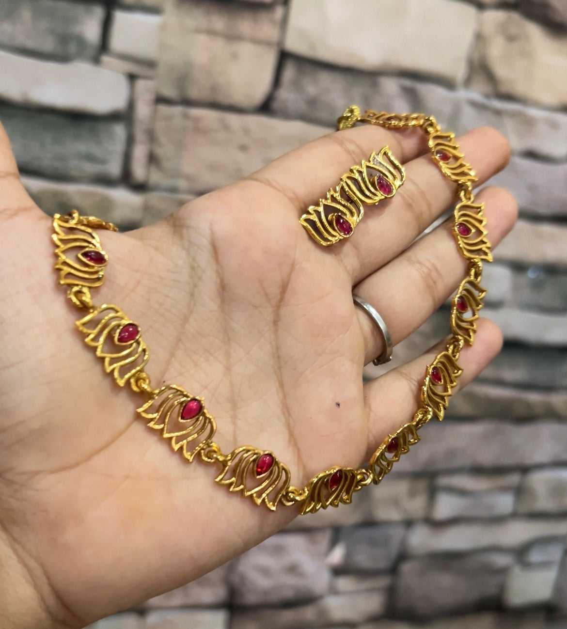Red lotus choker
