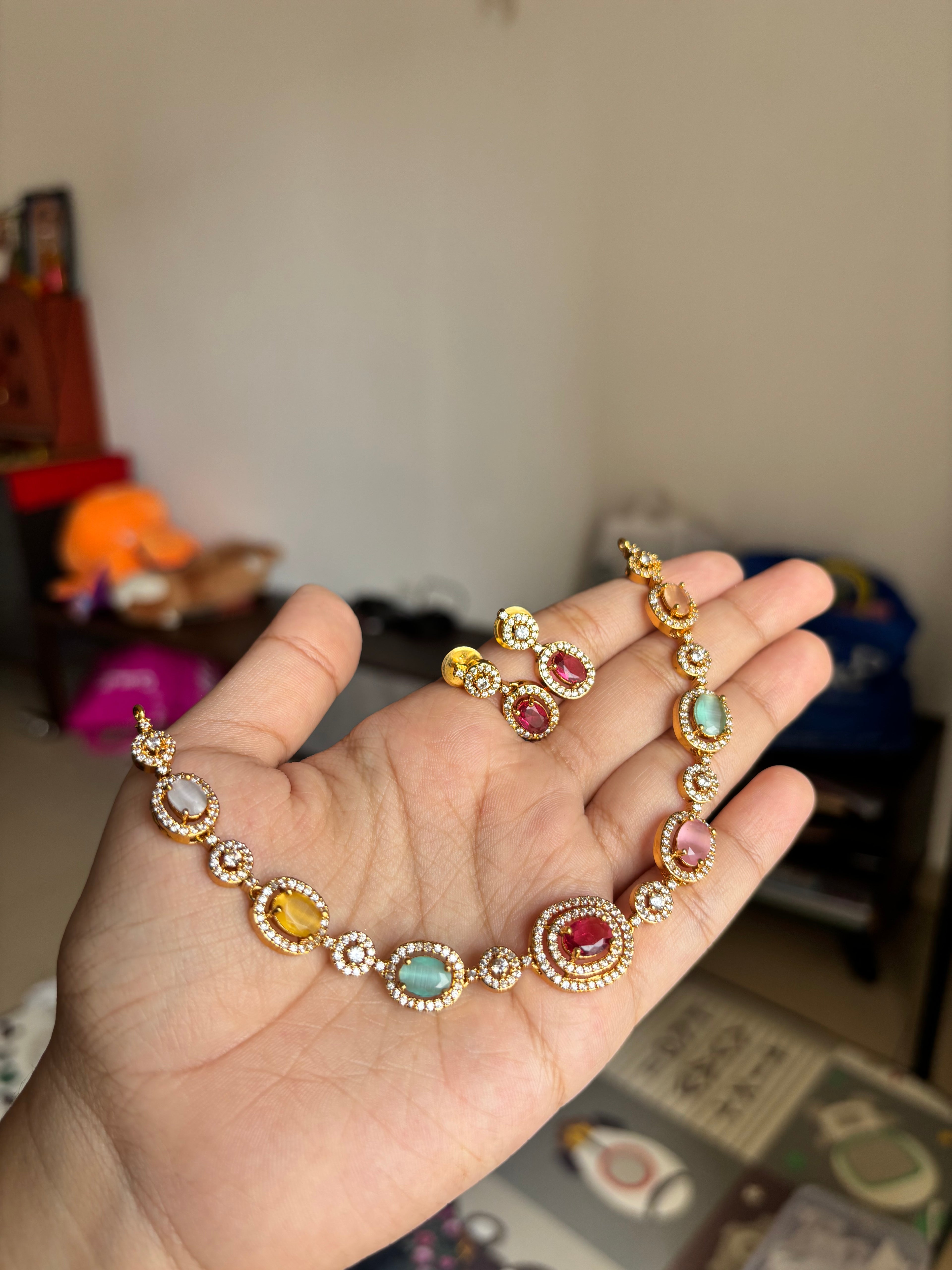 Shimmer choker