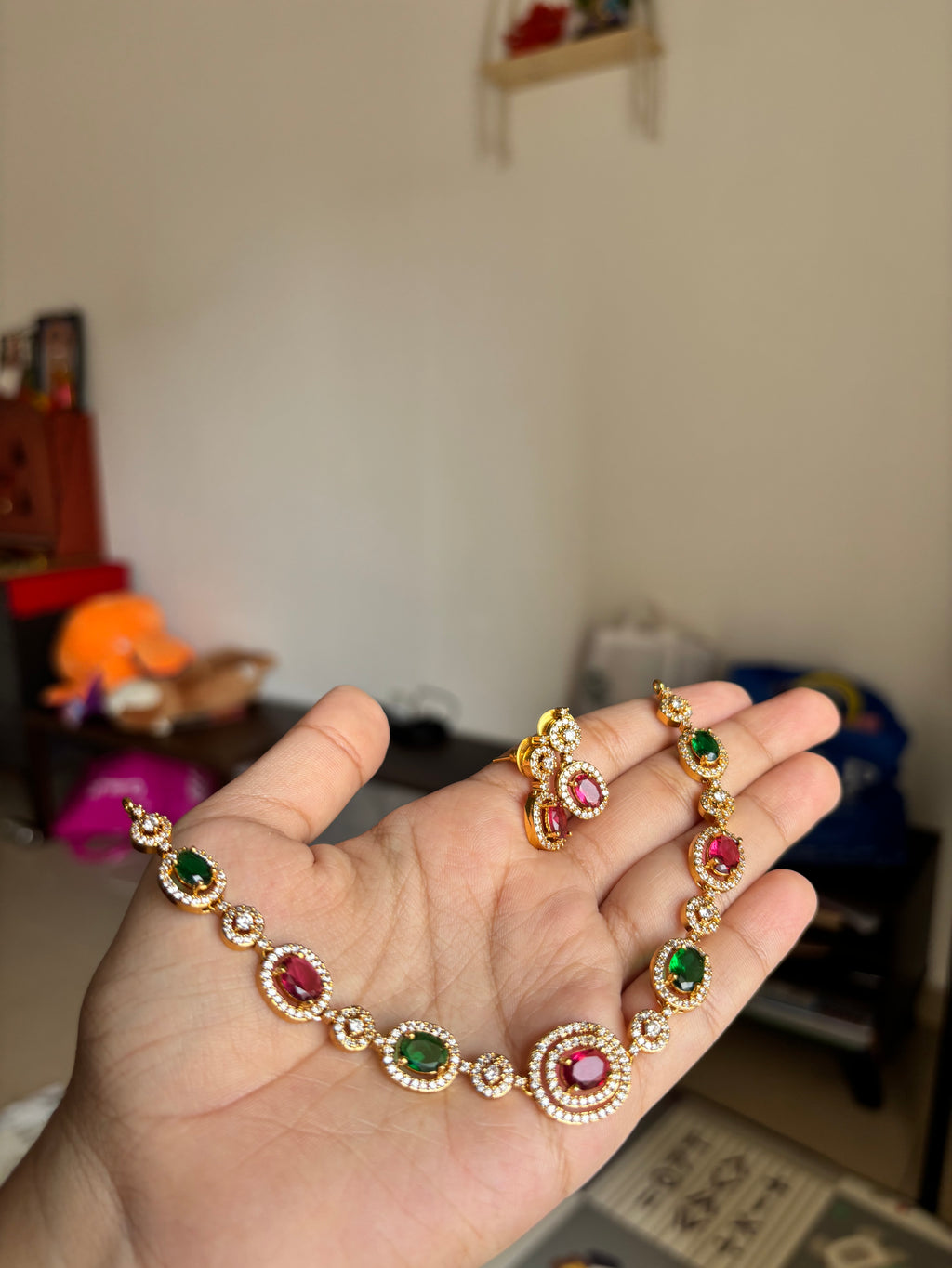 Shimmer choker