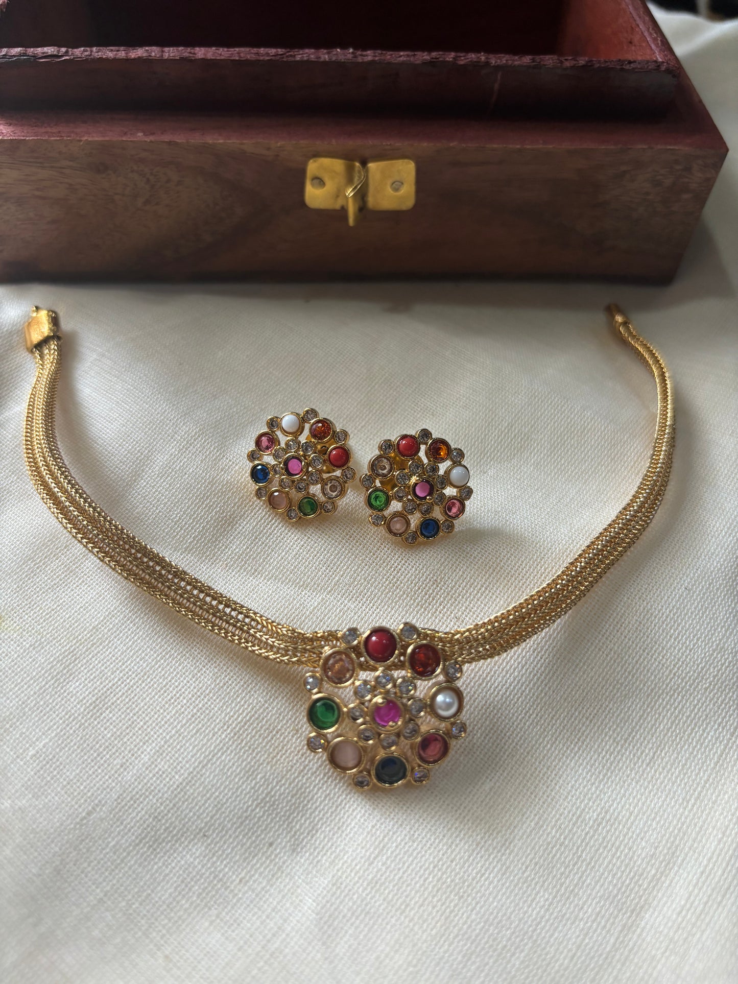 Navarathna choker