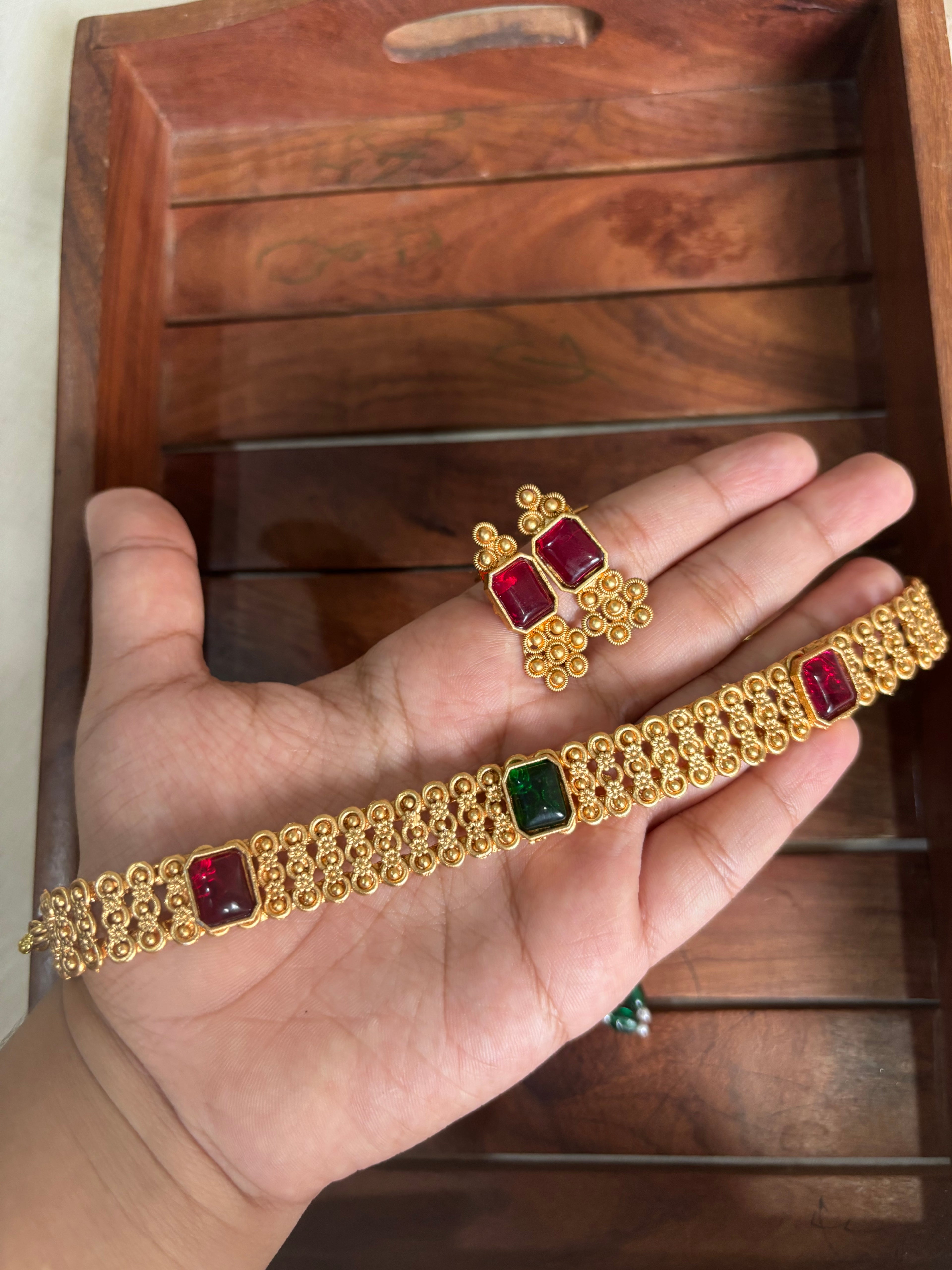 Non idol statement choker
