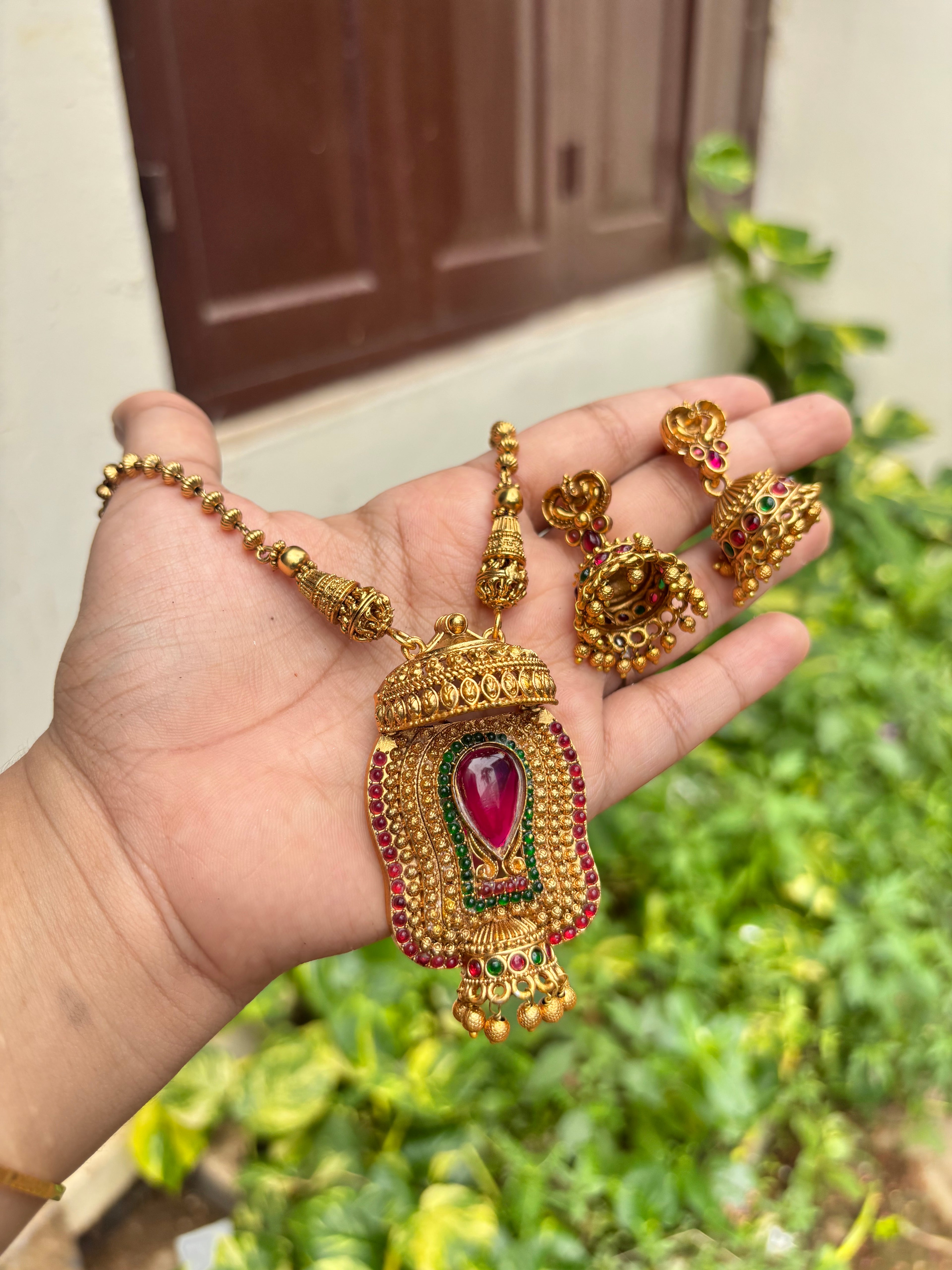 Thidamb necklace