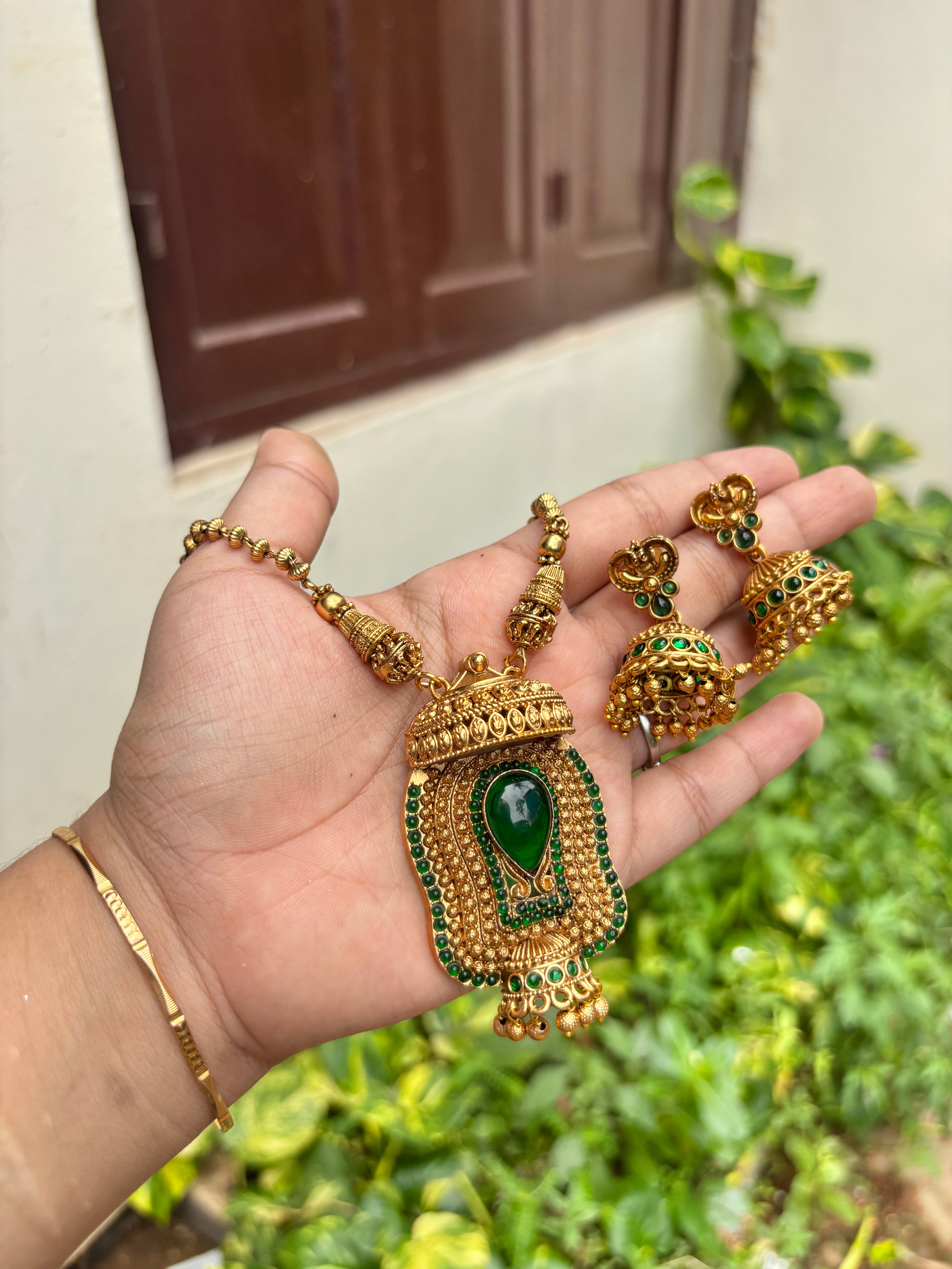 Thidamb necklace