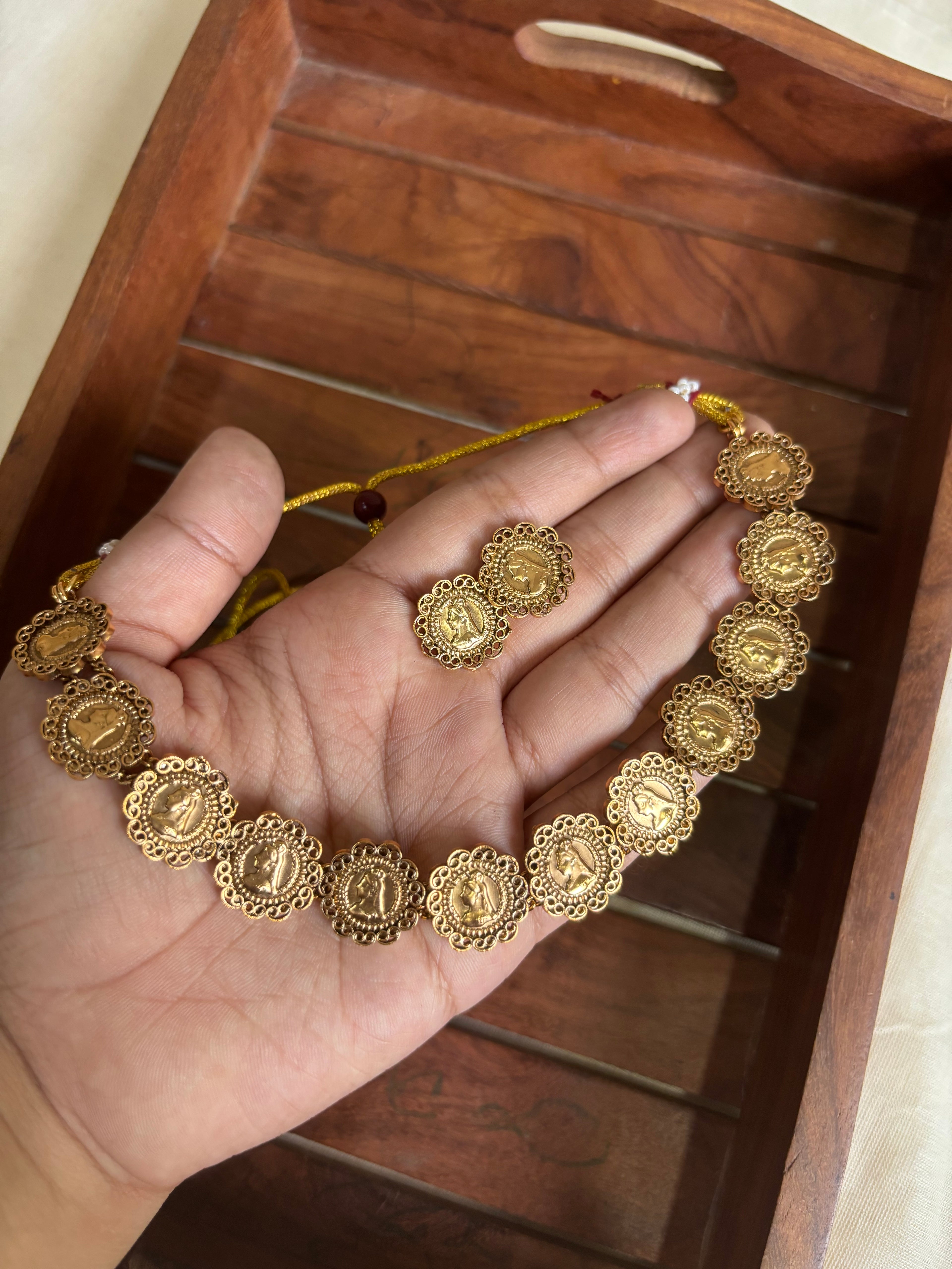 Head design coin set
