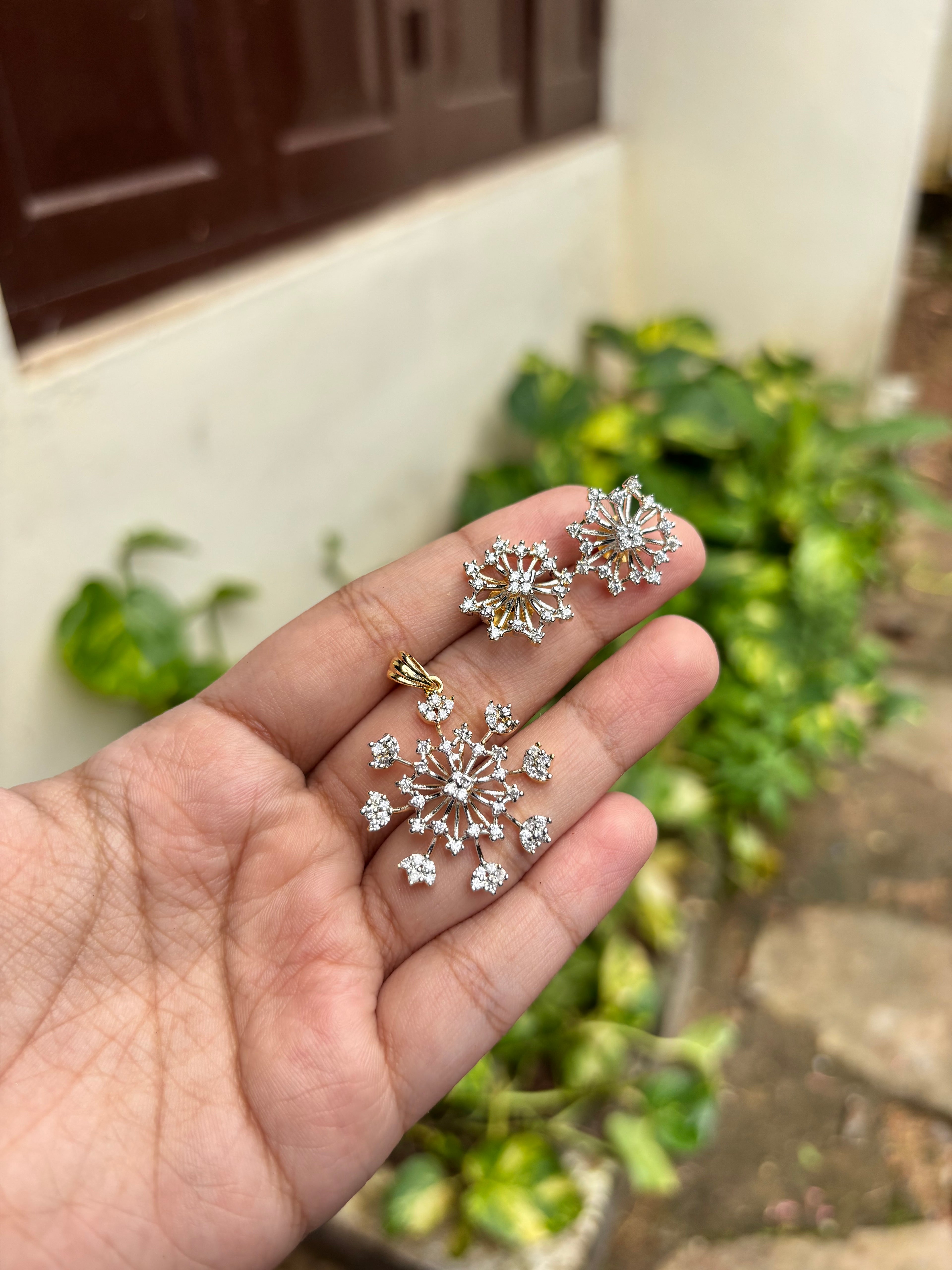 Diamond pendent set