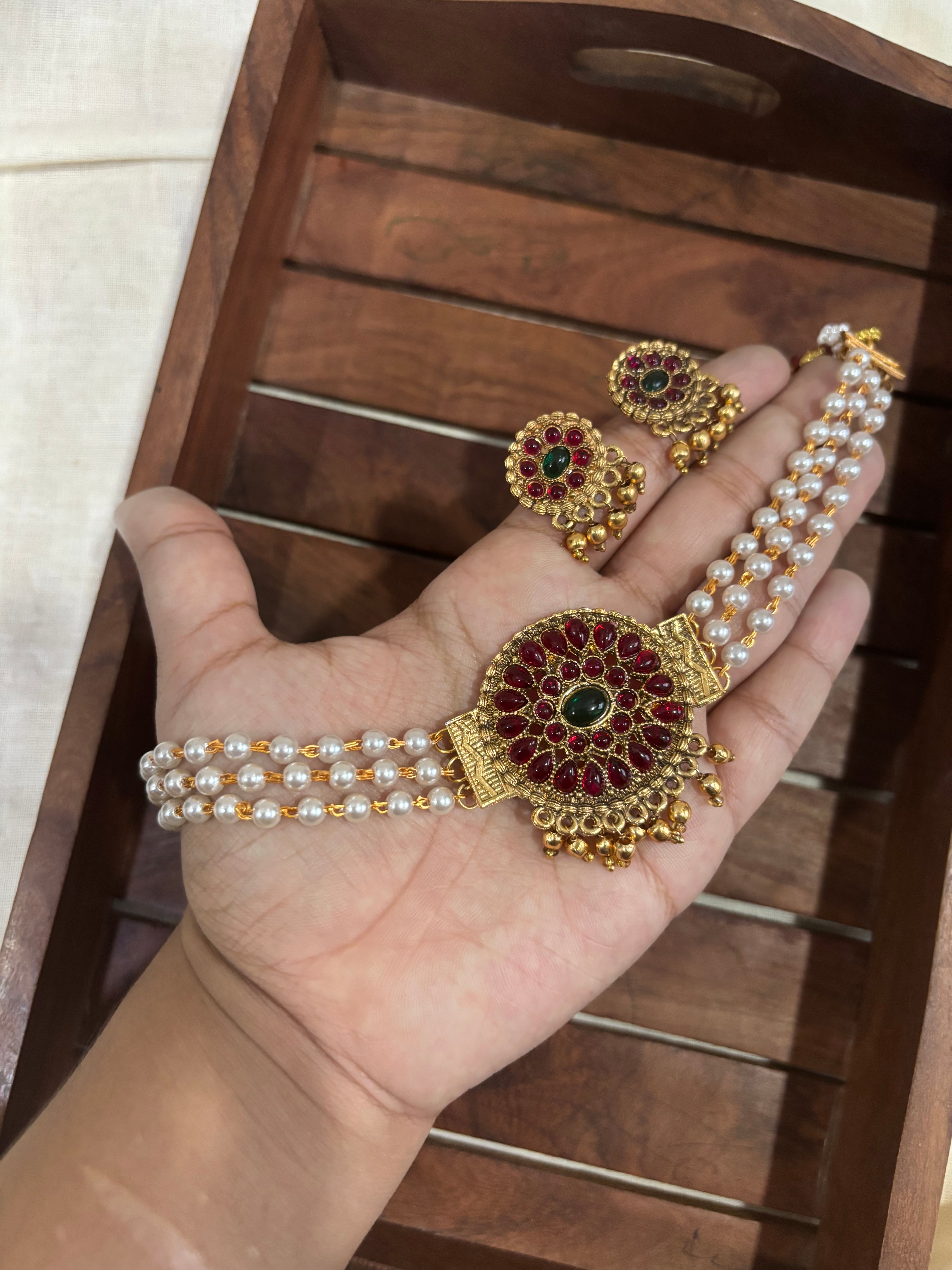 Round choker white