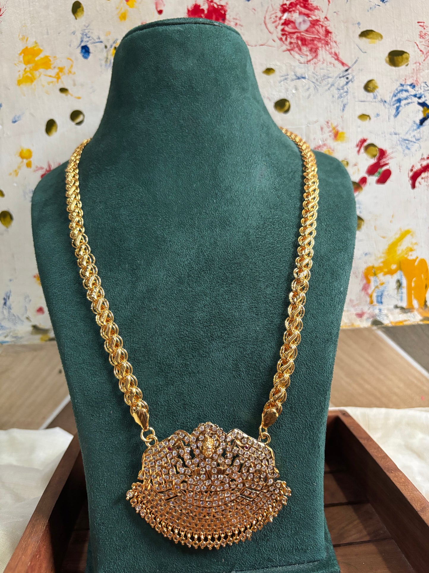 Traditional chain stone set