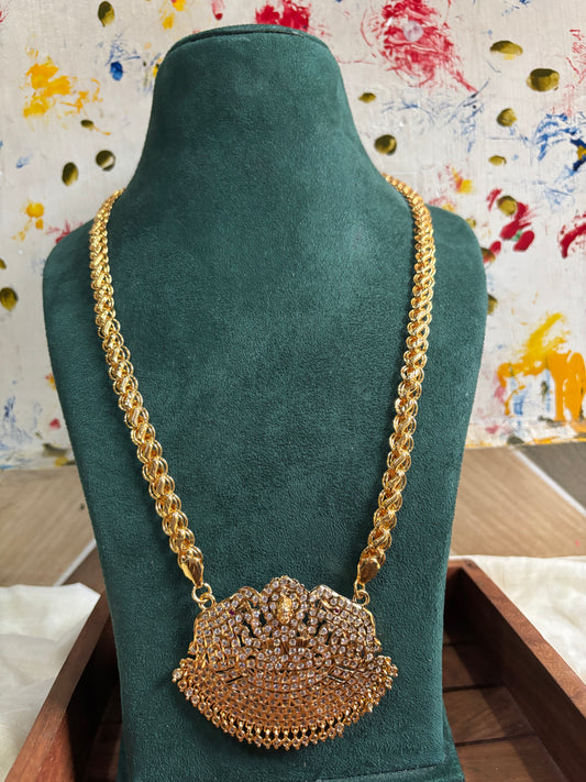 Traditional chain stone set