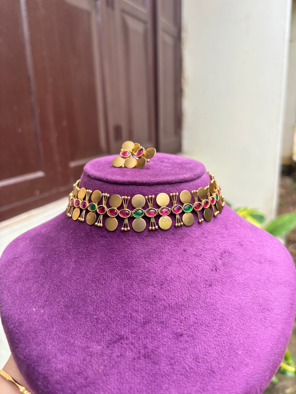 Non idol coin choker