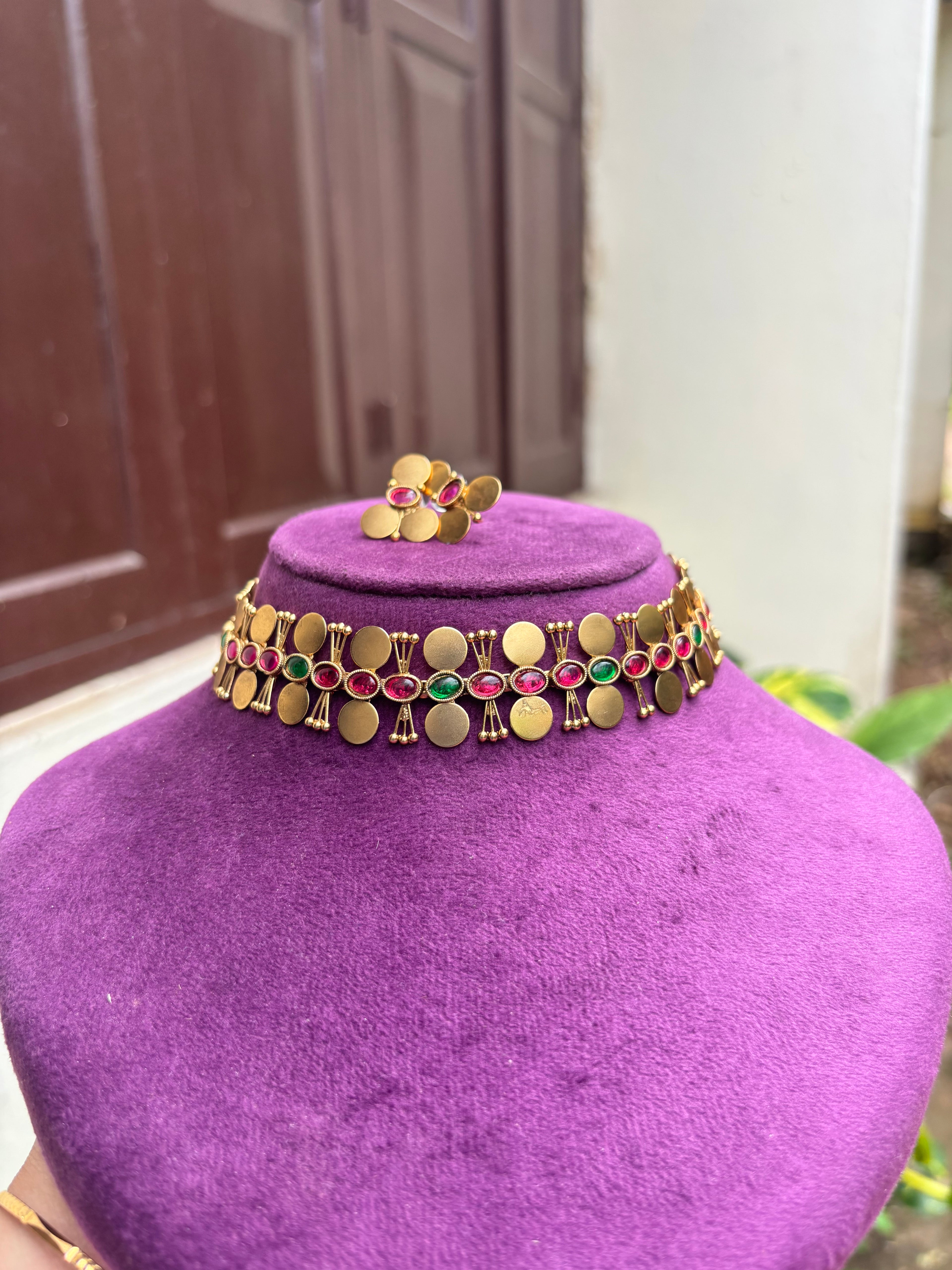 Non idol coin choker