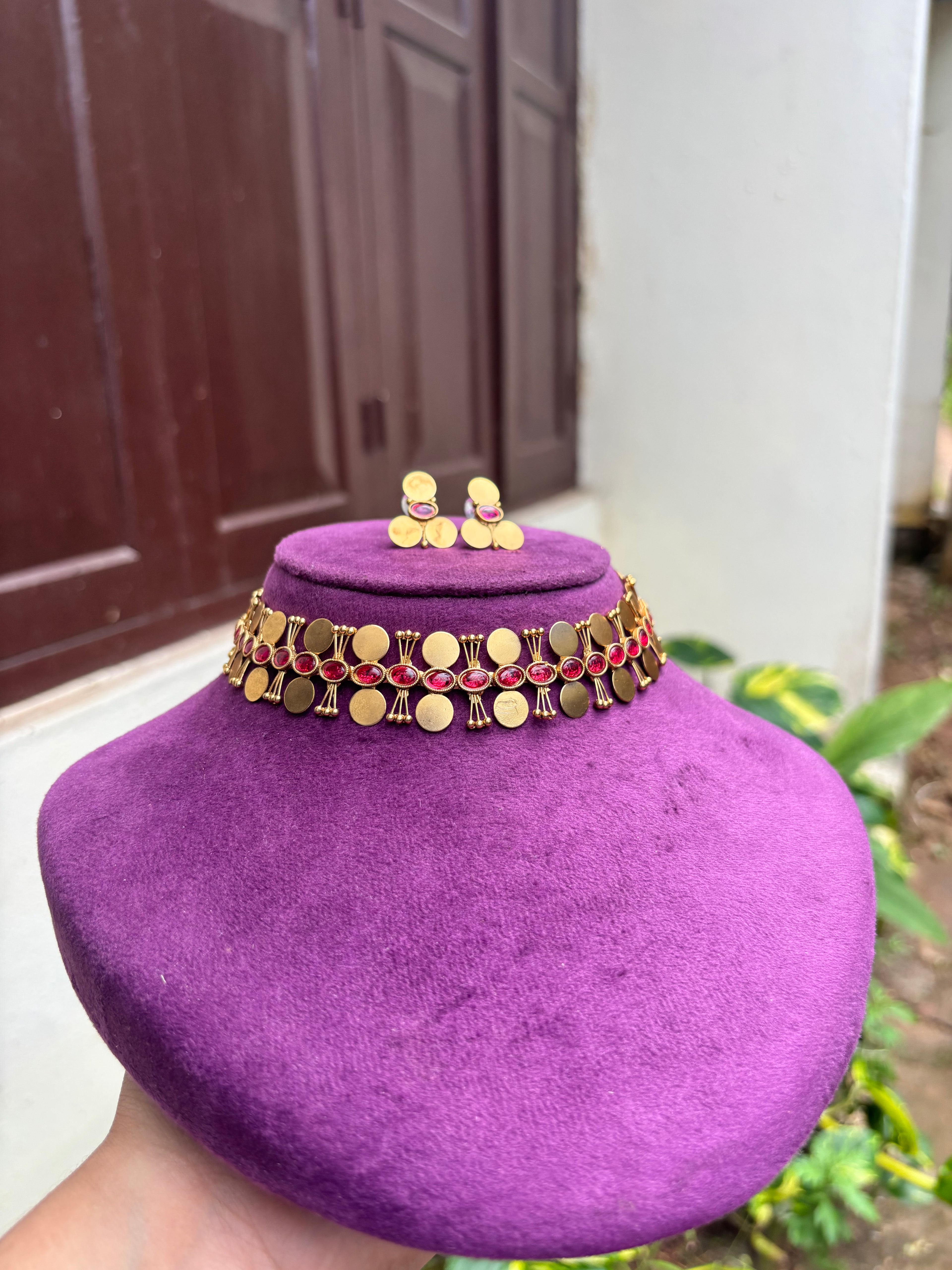 Non idol coin choker