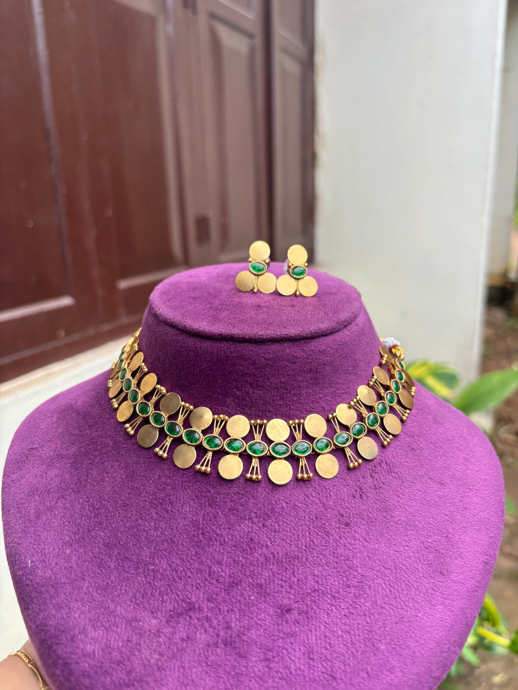 Non idol coin choker