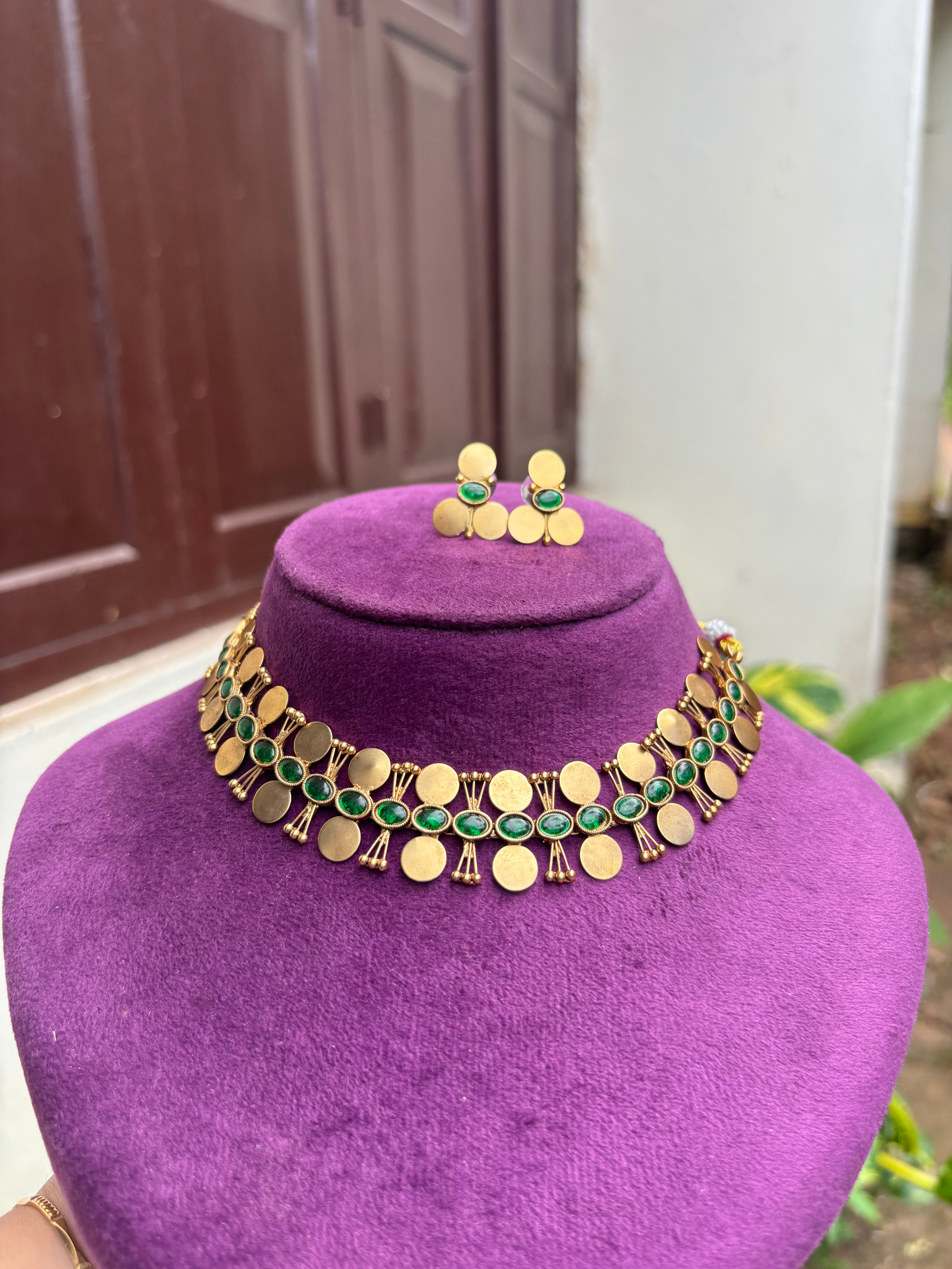 Non idol coin choker
