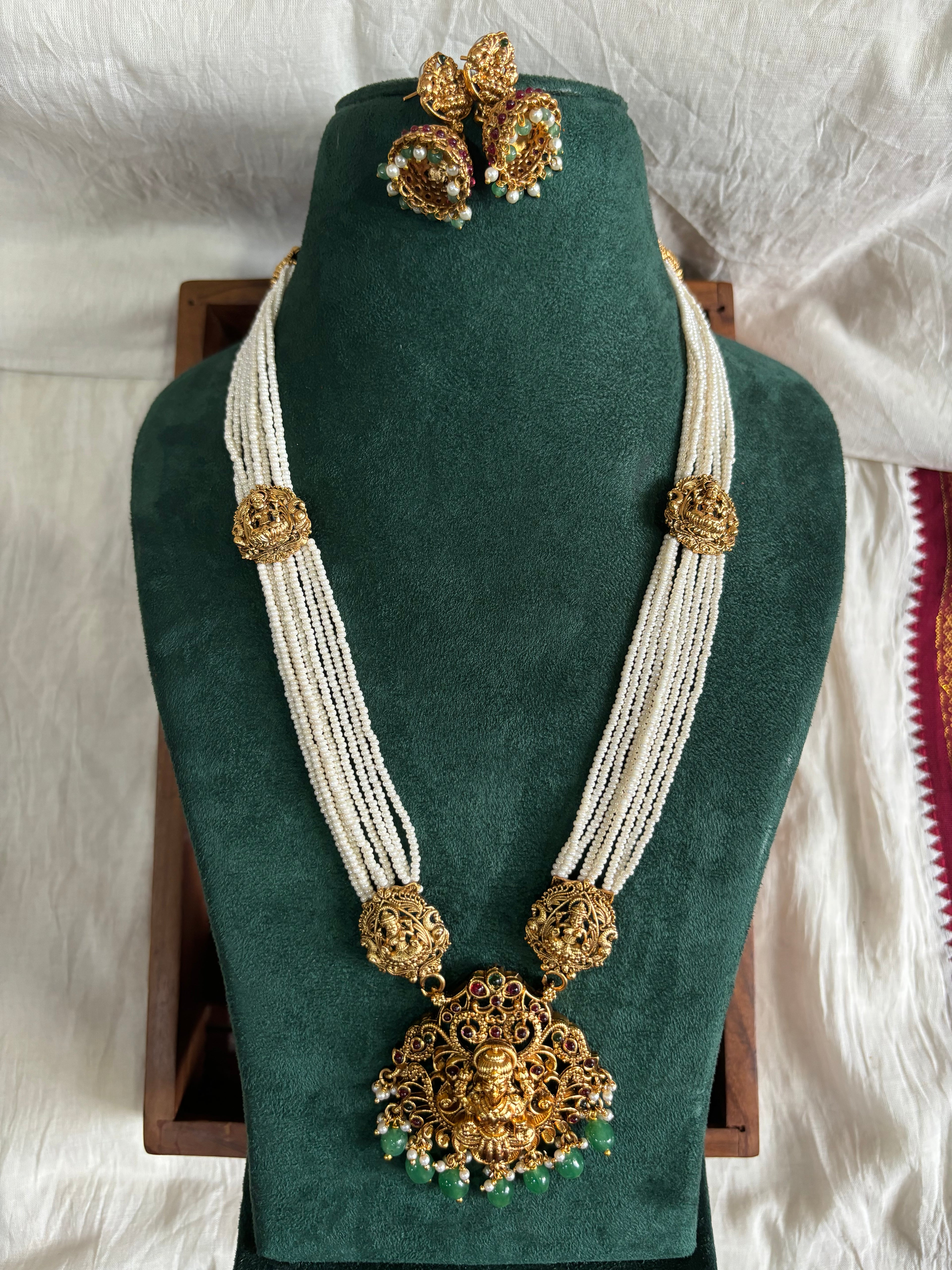 Pearl temple set