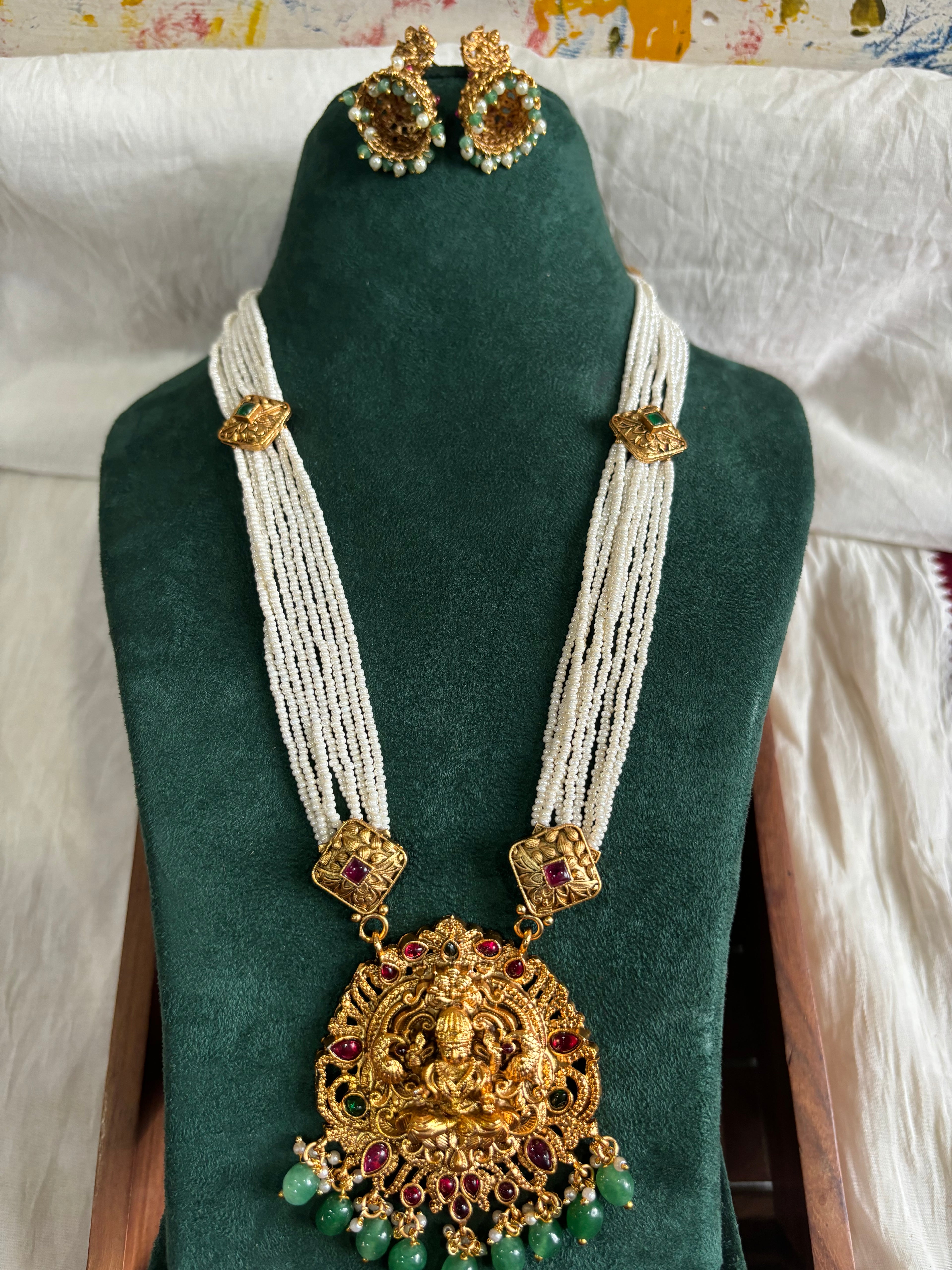 Pearl temple set