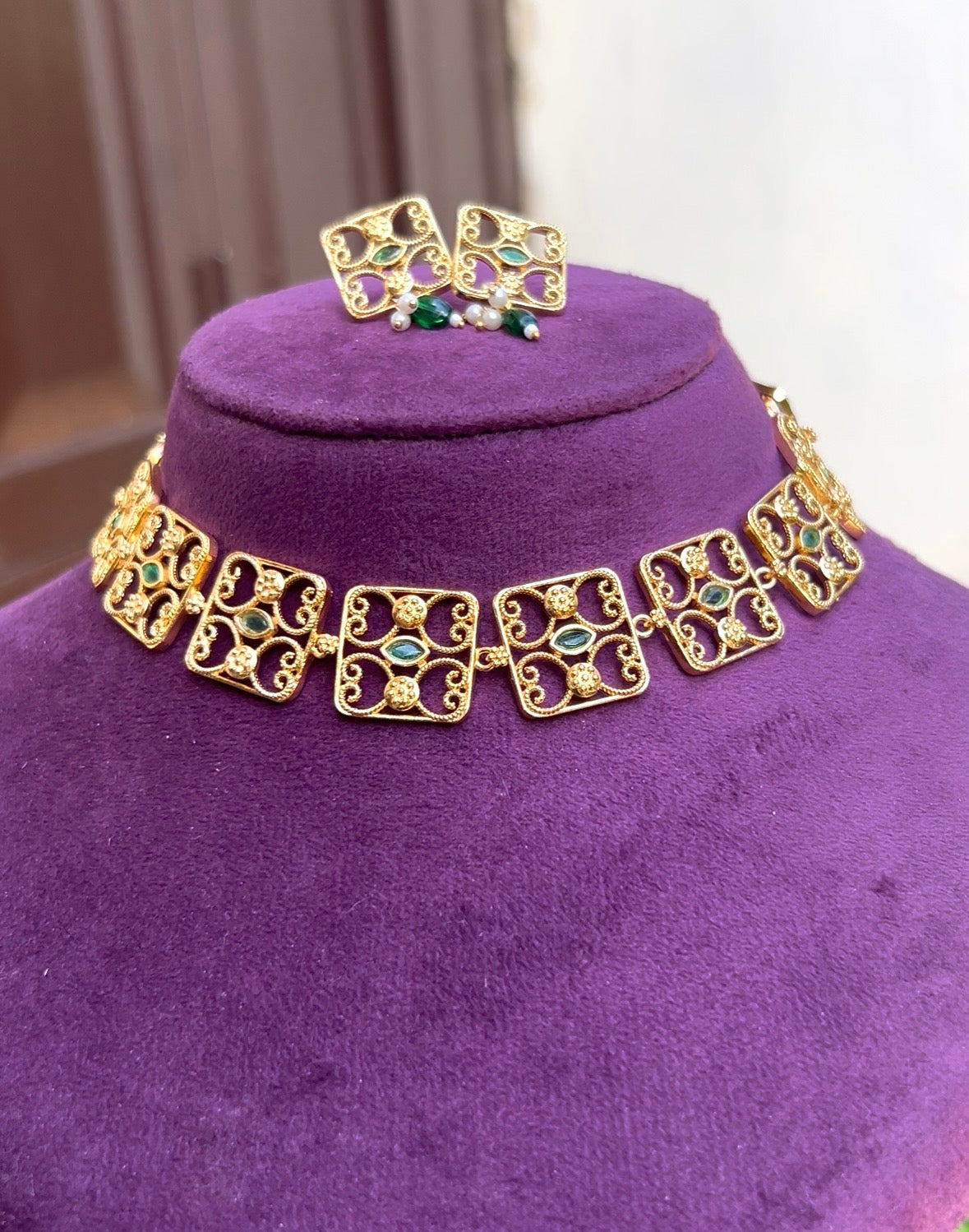 Non idol square choker
